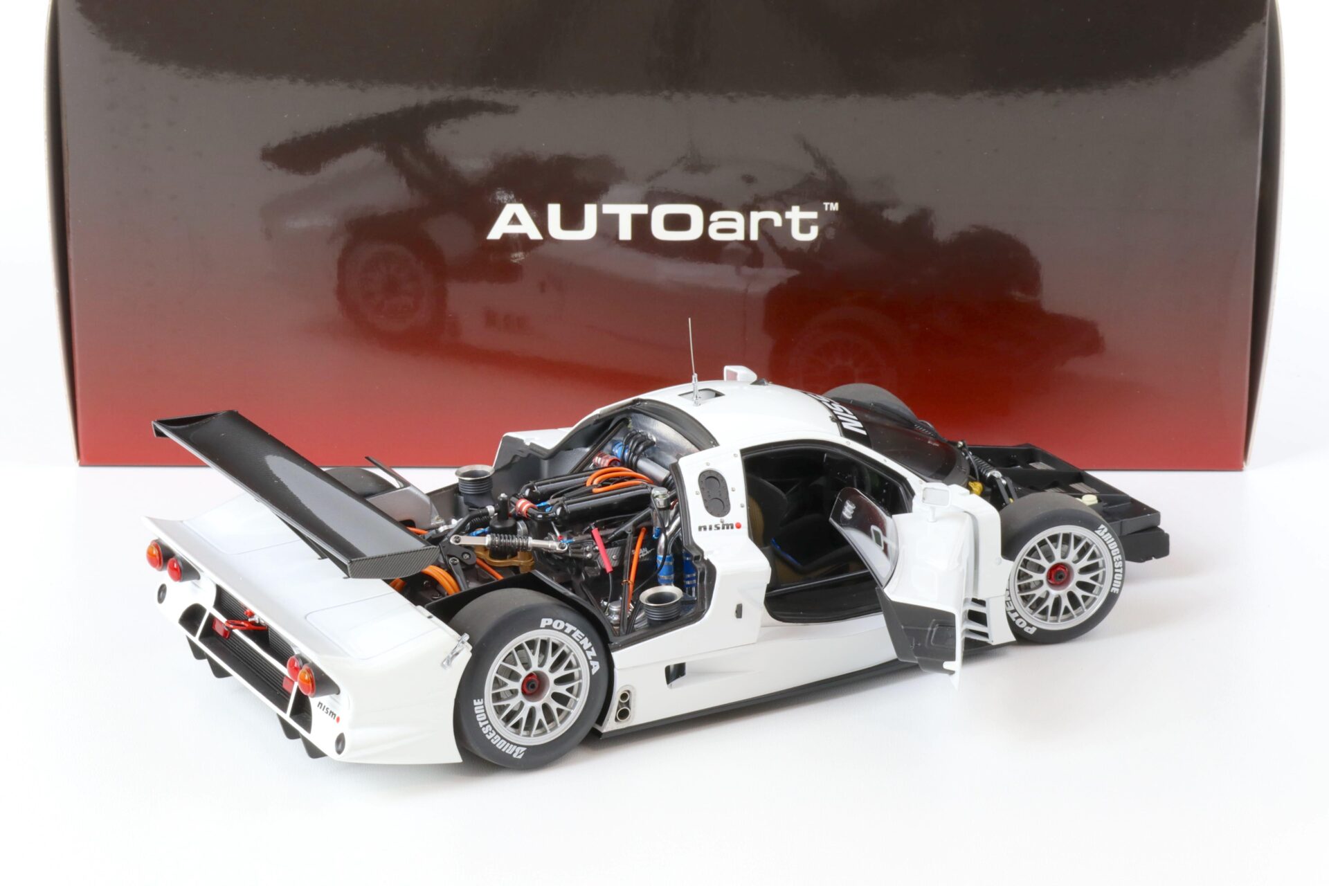 1:18 AUTOart Nissan R390 GT1 Test Car Le Mans 1998 gloss white