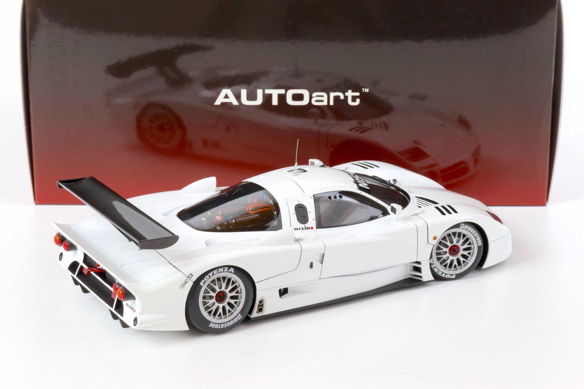 1:18 AUTOart Nissan R390 GT1 Test Car Le Mans 1998 gloss white