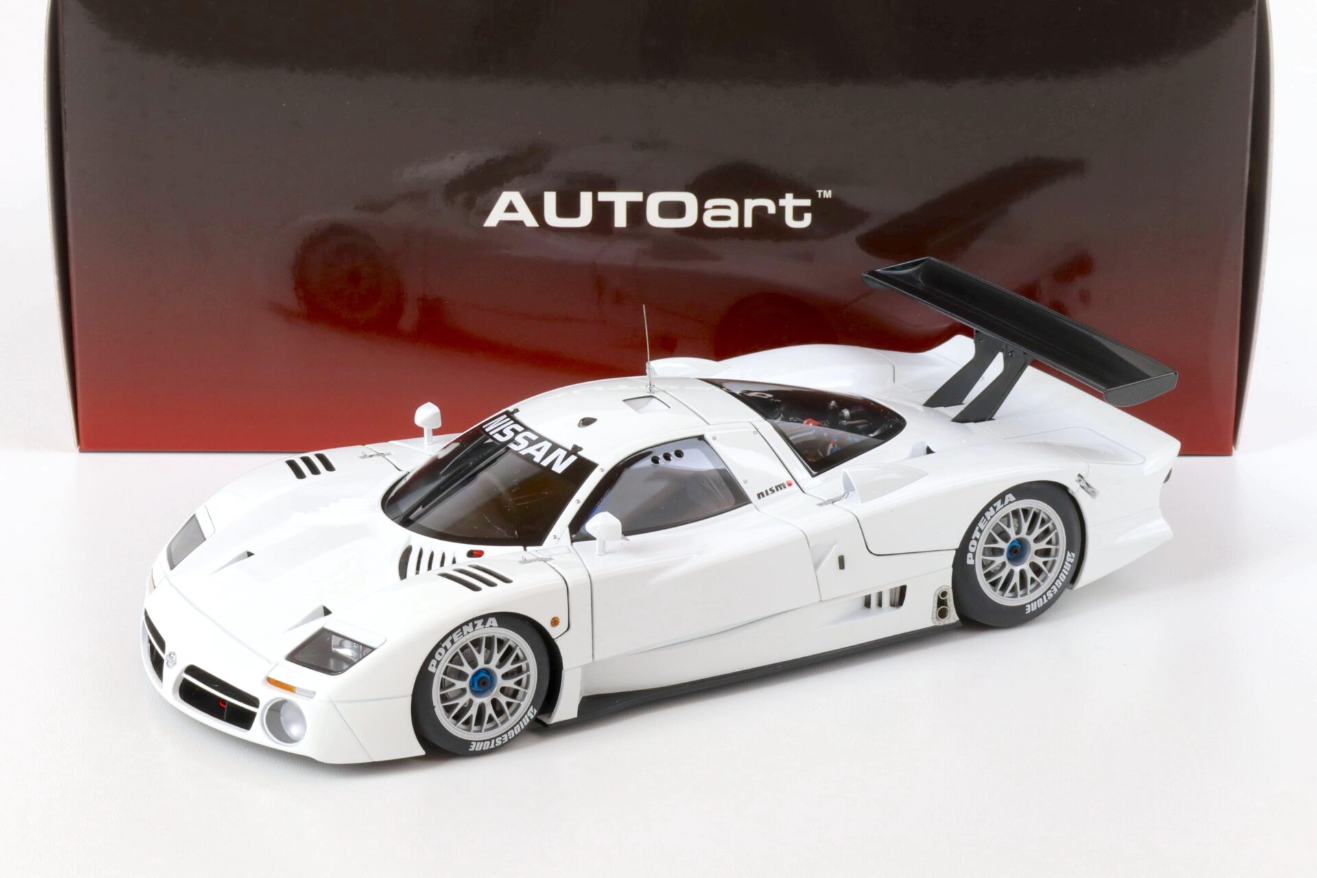 ID 64728 orig 1.jpg 1:18 AUTOart Nissan R390 GT1 Test Car Le Mans 1998 gloss white