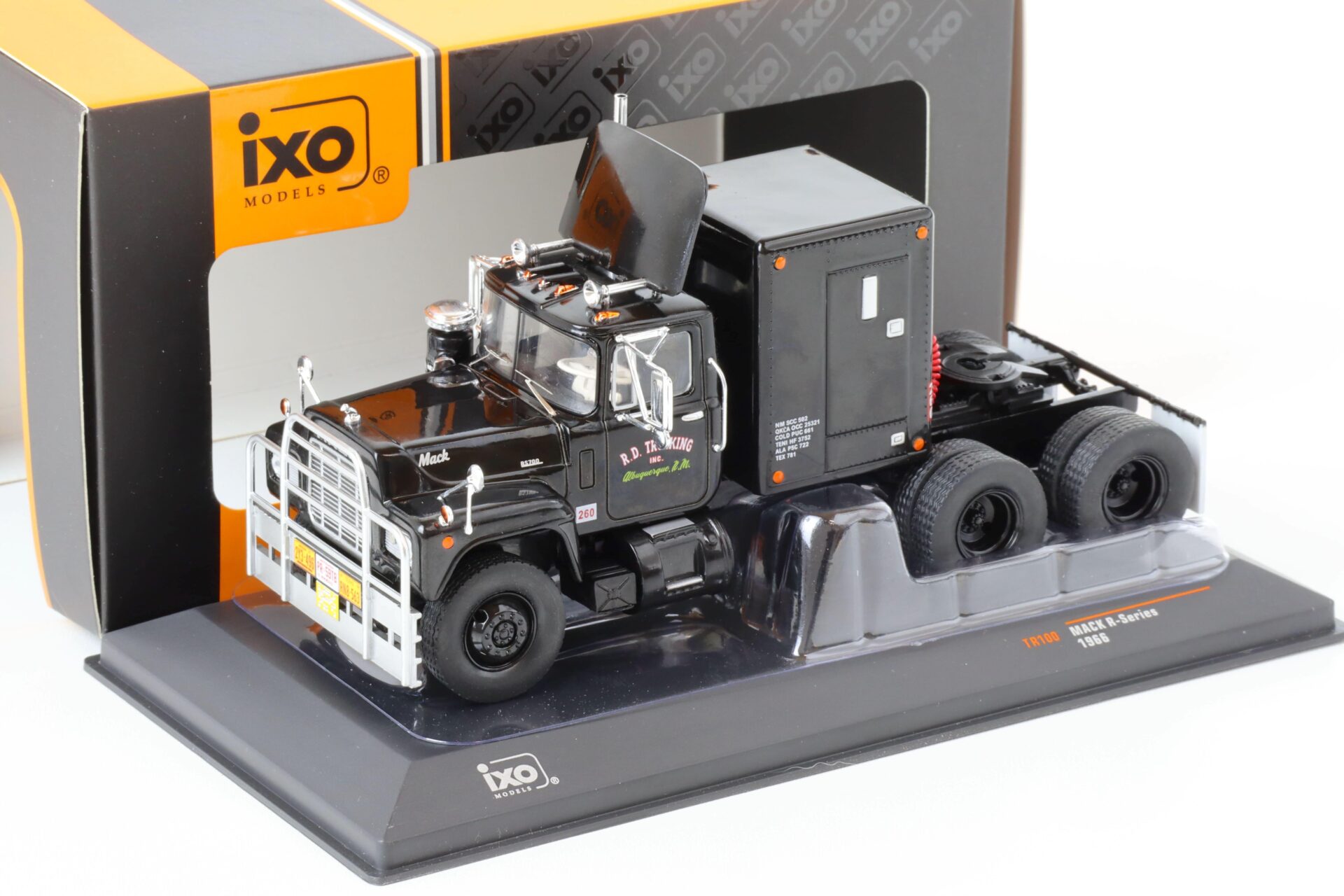 1:43 IXO 1966 Mack R-Series Truck with rear Cabin Movie Convoy black