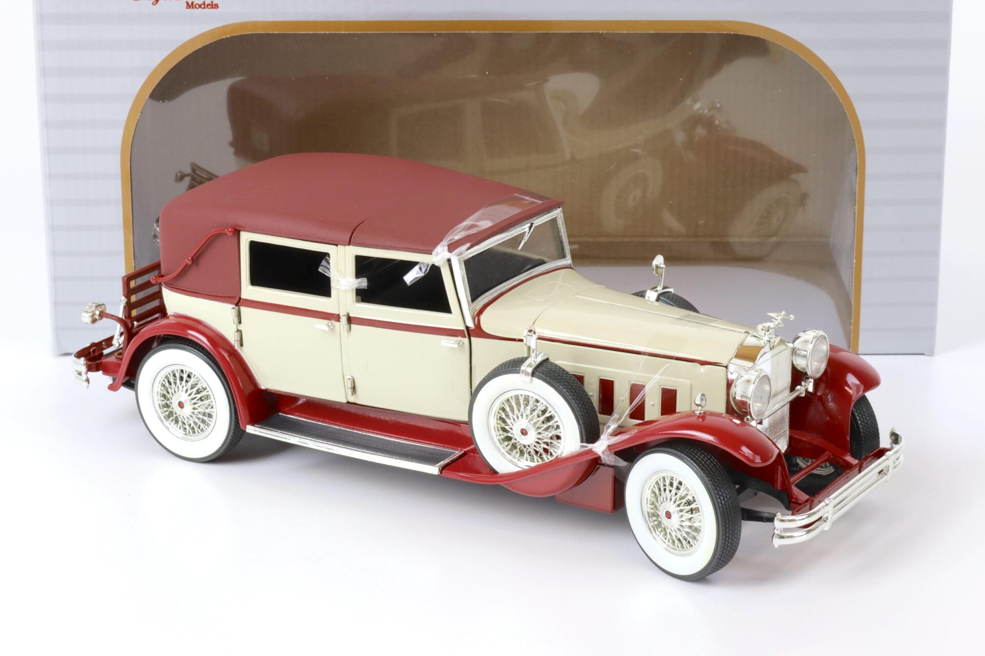 1:18 Signature Models 1930 Packard LeBaron beige/ red