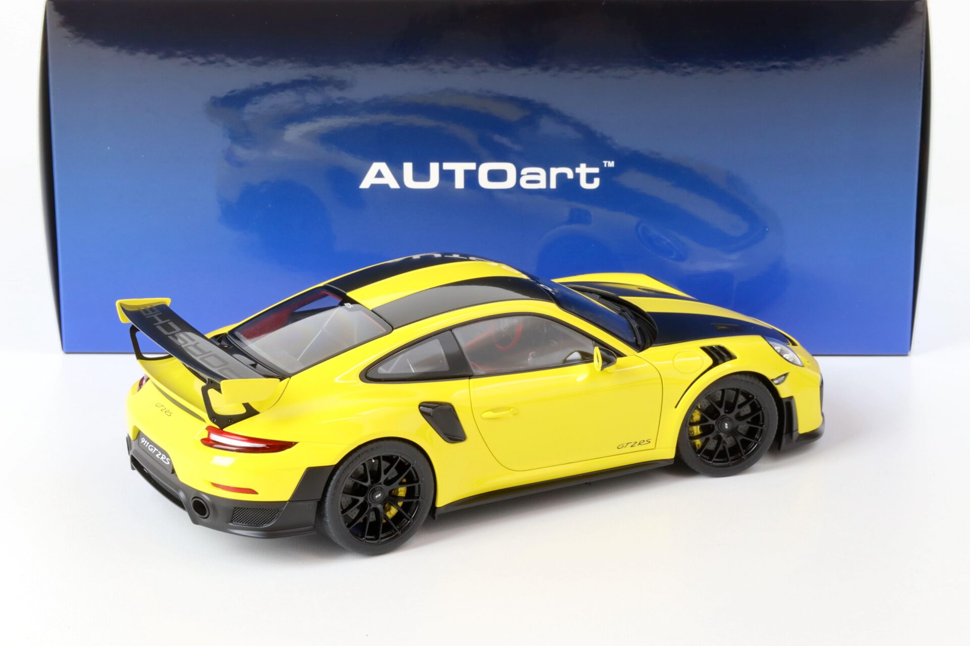 1:18 AUTOart Porsche 911 (991.2) GT2 RS 2017 Weissach Package Racing yellow 78172
