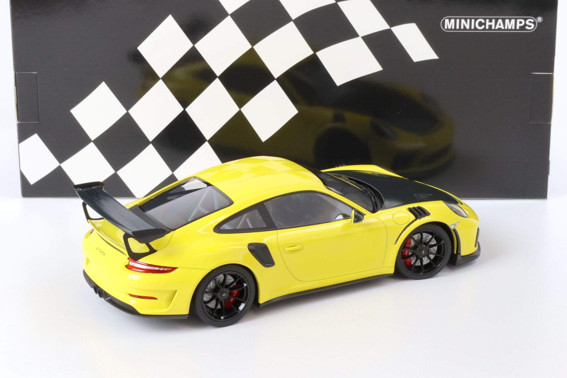 1:18 Minichamps Porsche 911 (991.2) GT3 RS Weissach Package yellow/ black wheel