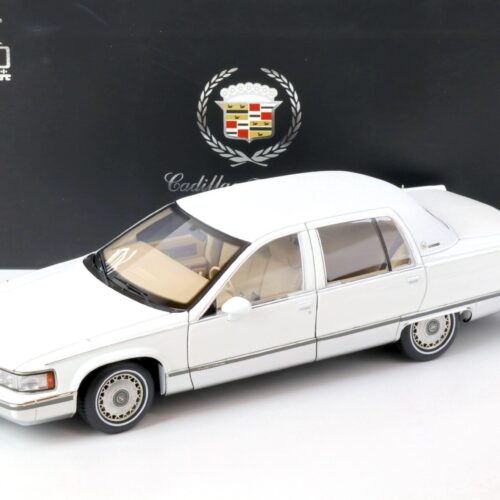 1:18 XiaoGuang Model 1993 Cadillac Fleetwood Brougham Limousine white - leather seats
