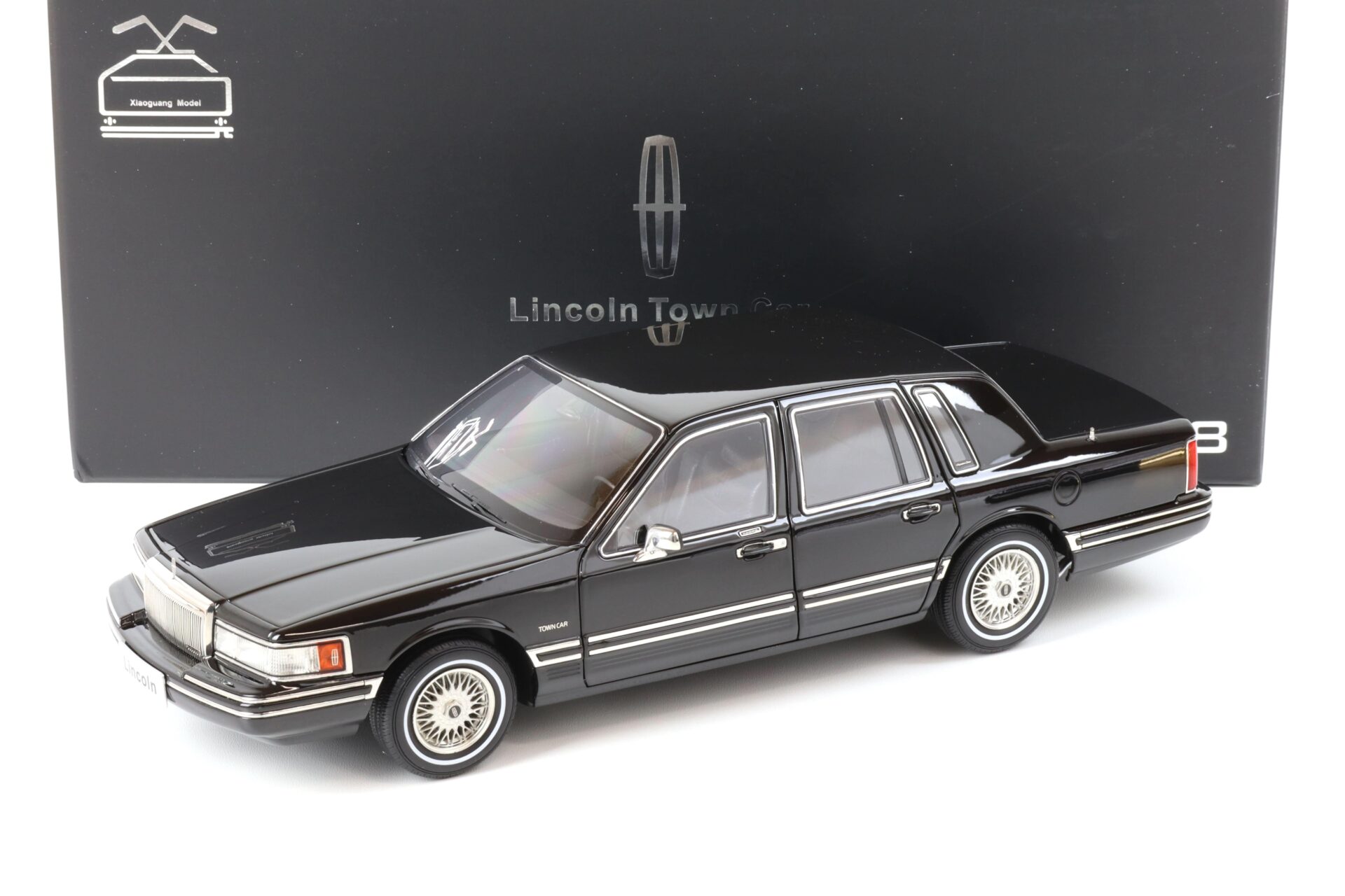 ID 67028 orig.jpg 1:18 XiaoGuang Model 1993 Lincoln Town Car V8 Limousine black - leather seats
