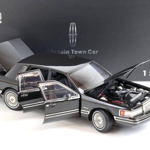 1:18 XiaoGuang Model 1993 Lincoln Town Car V8 Limousine black - leather seats