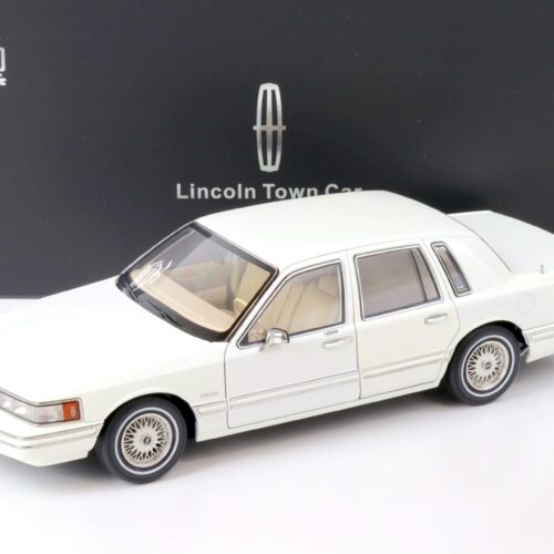 1:18 XiaoGuang Model 1993 Lincoln Town Car V8 Limousine white - leather seats