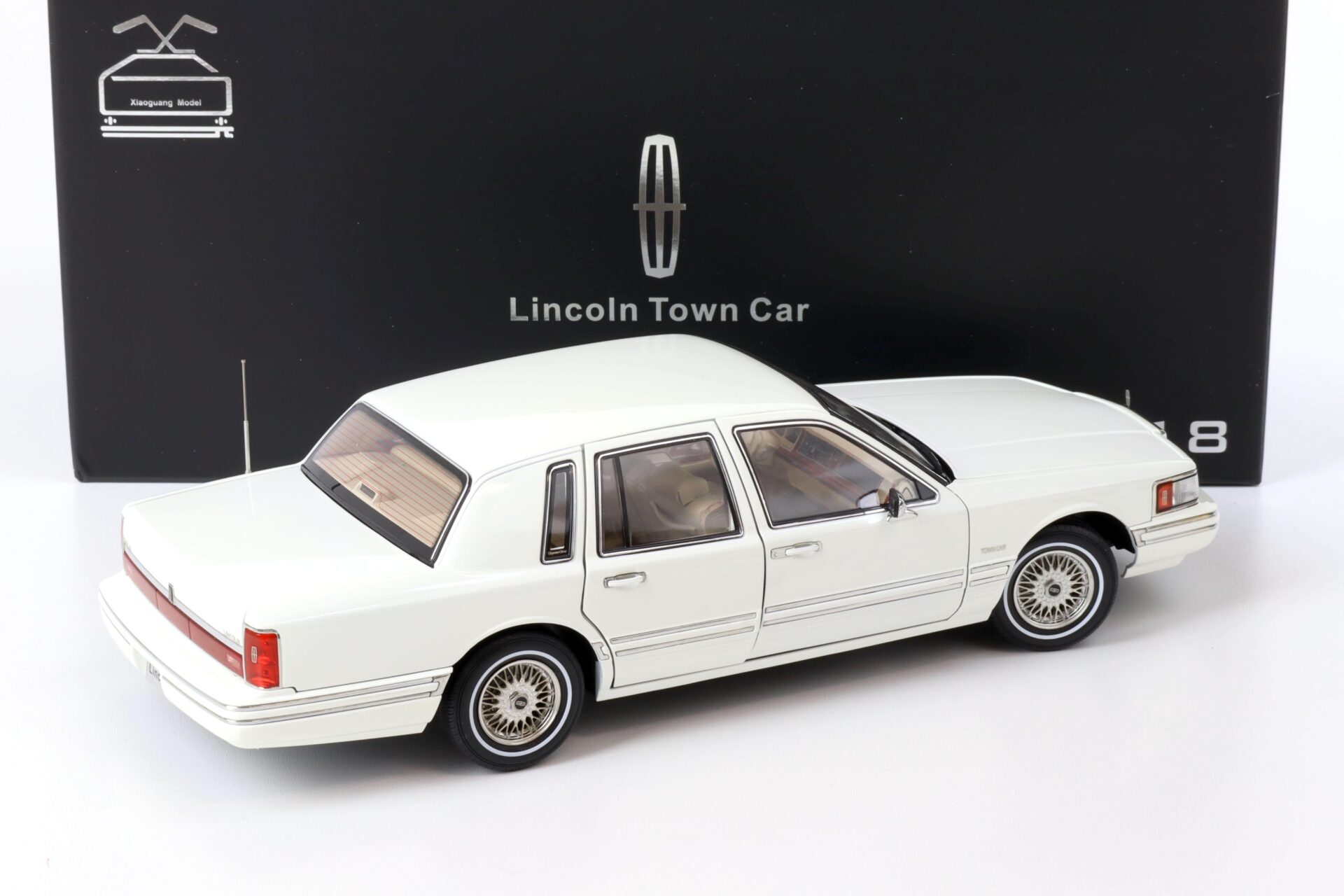 1:18 XiaoGuang Model 1993 Lincoln Town Car V8 Limousine white - leather seats