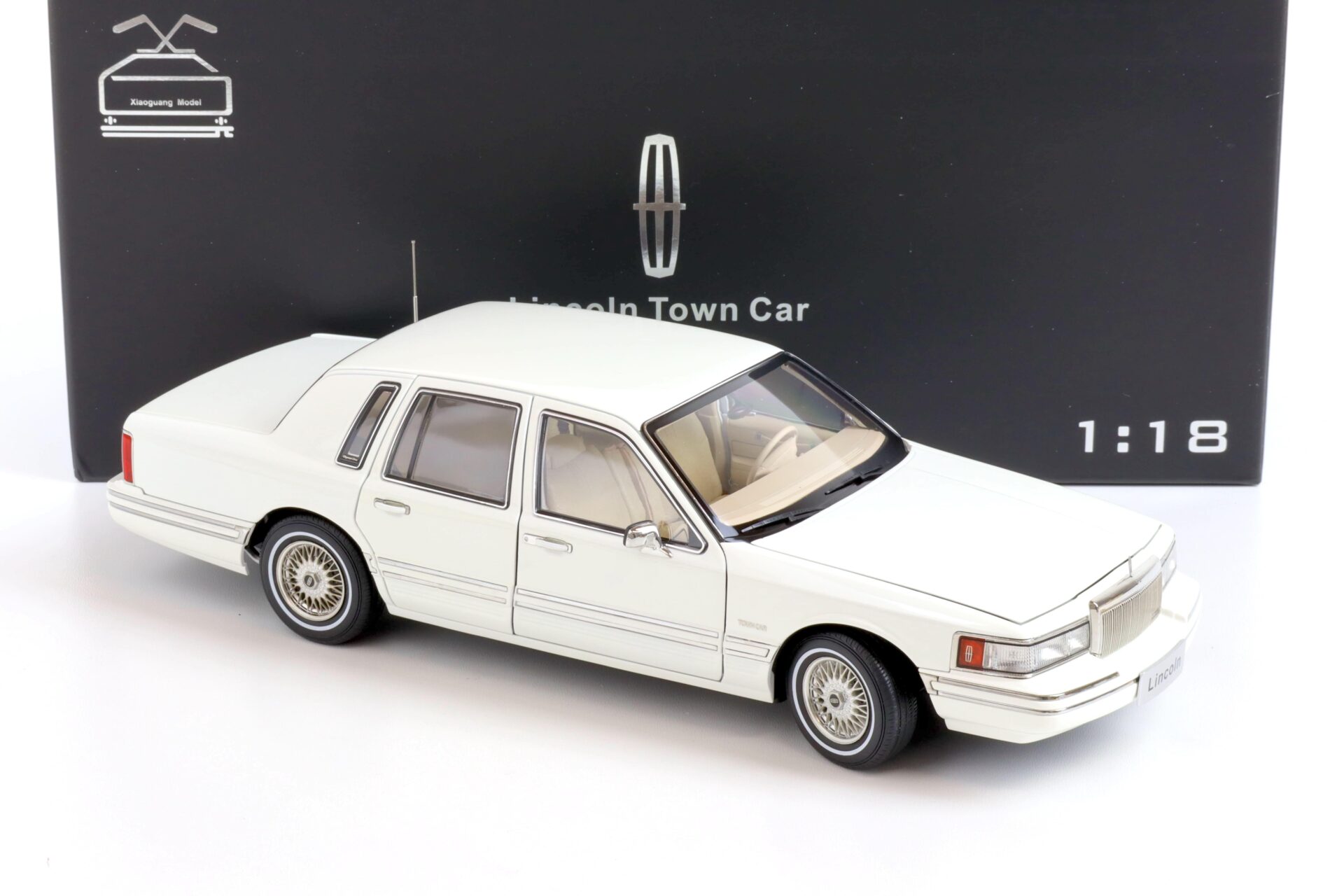 1:18 XiaoGuang Model 1993 Lincoln Town Car V8 Limousine white - leather seats
