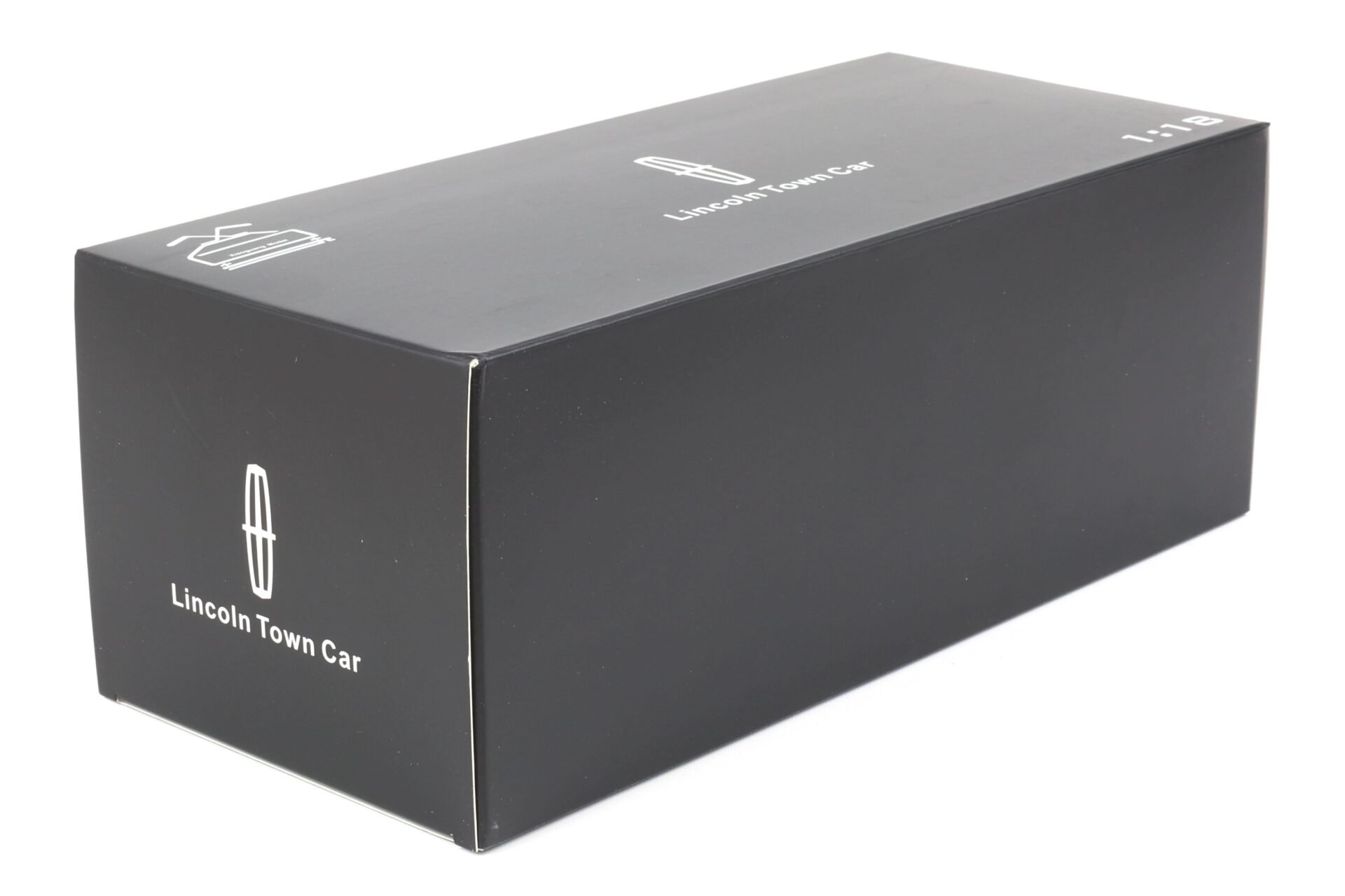 1:18 XiaoGuang Model 1993 Lincoln Town Car V8 Limousine white - leather seats