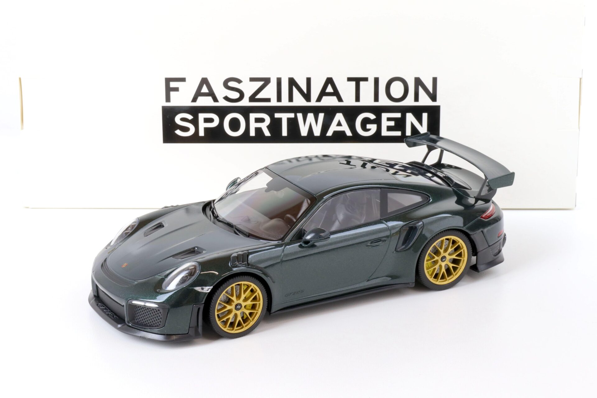 1:18 Minichamps Porsche 911 (991.2) GT2 RS Coupe Weissach Package dark green/ gold 2018