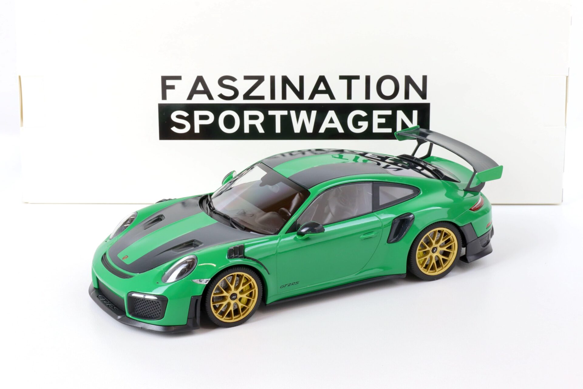 1:18 Minichamps Porsche 911 (991.2) GT2 RS Coupe Weissach Package green/ gold 2018