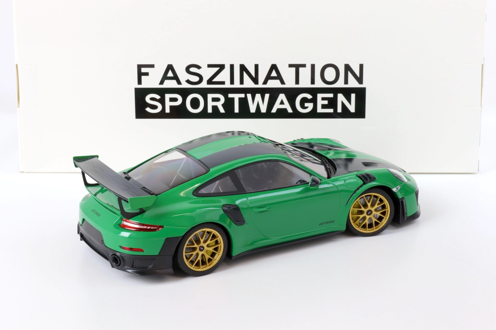 1:18 Minichamps Porsche 911 (991.2) GT2 RS Coupe Weissach Package green/ gold 2018