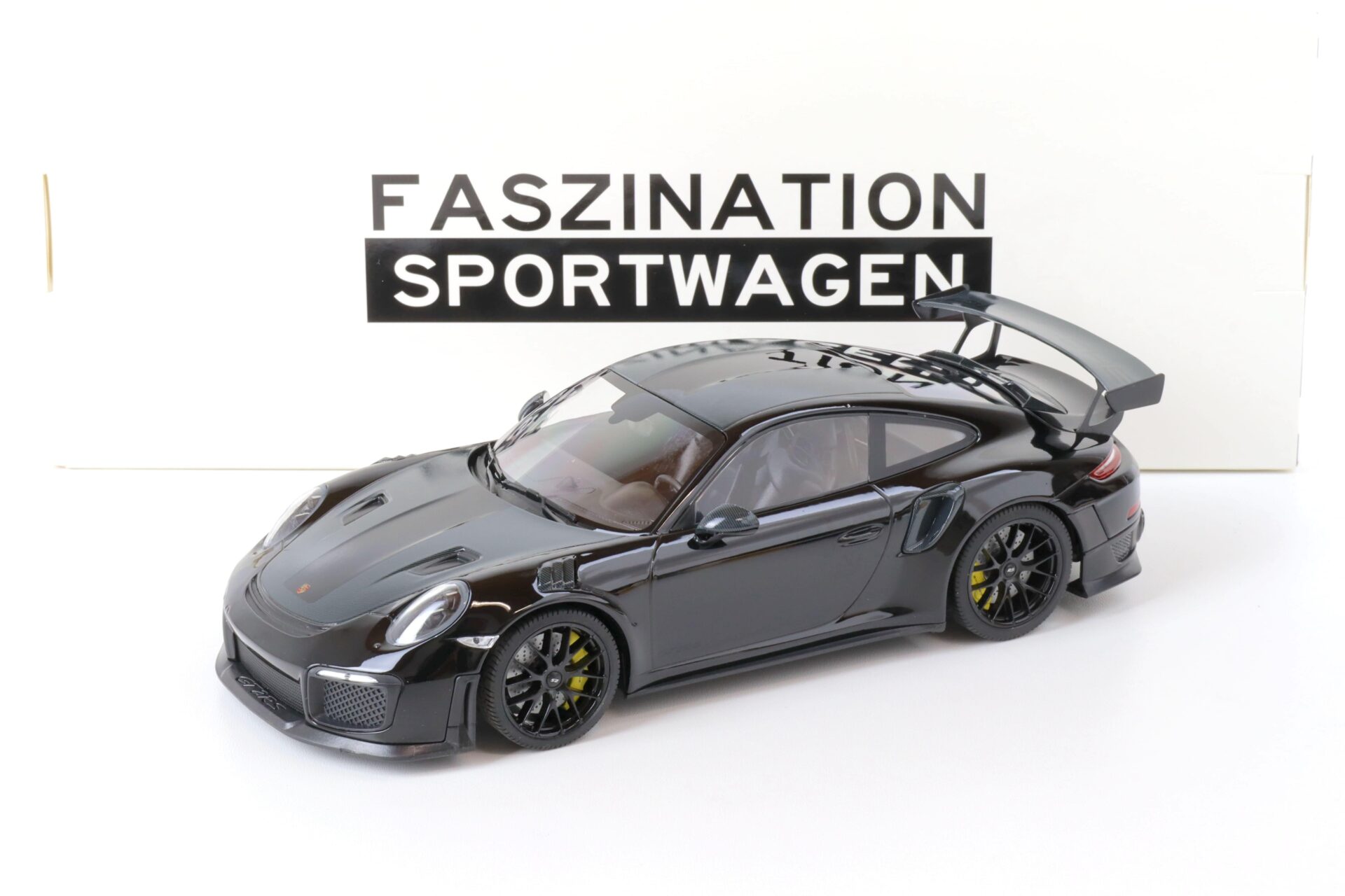 ID 67093 orig.jpg 1:18 Minichamps Porsche 911 (991.2) GT2 RS Coupe Weissach Package black 2018