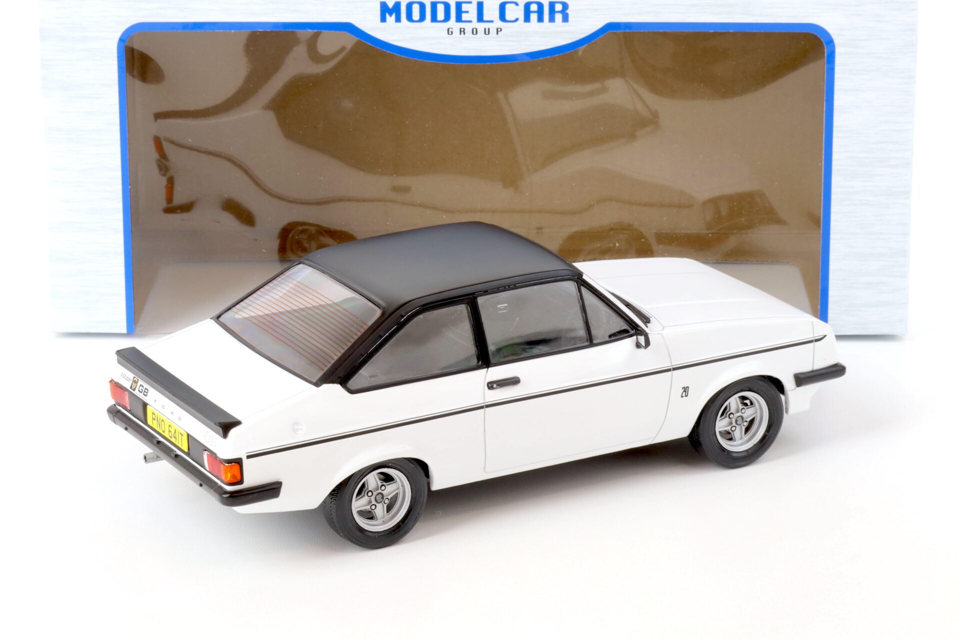 1:18 MCG Ford Escort MK II RS 2000 RHD white/ matt black