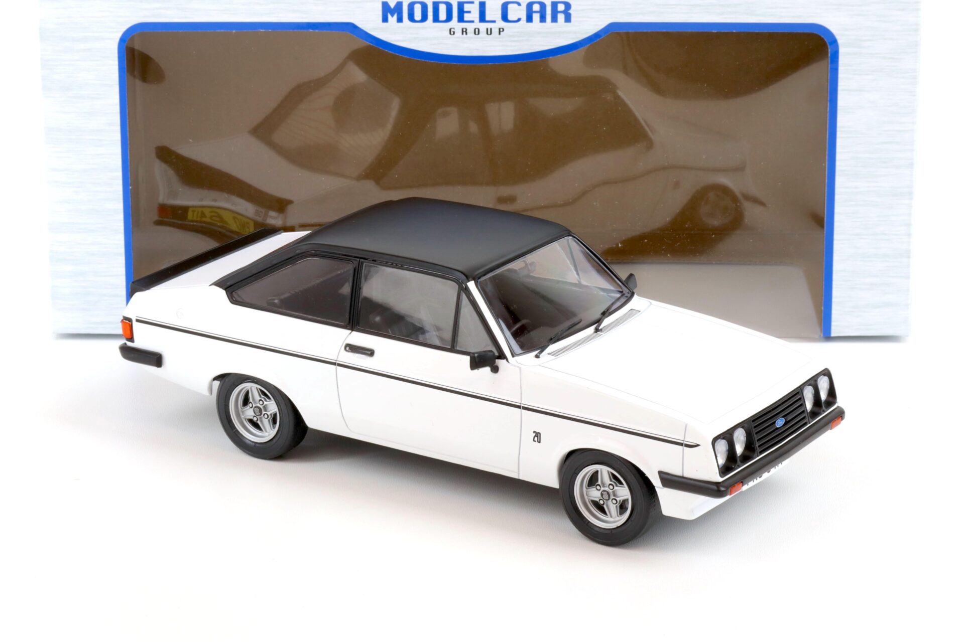 1:18 MCG Ford Escort MK II RS 2000 RHD white/ matt black