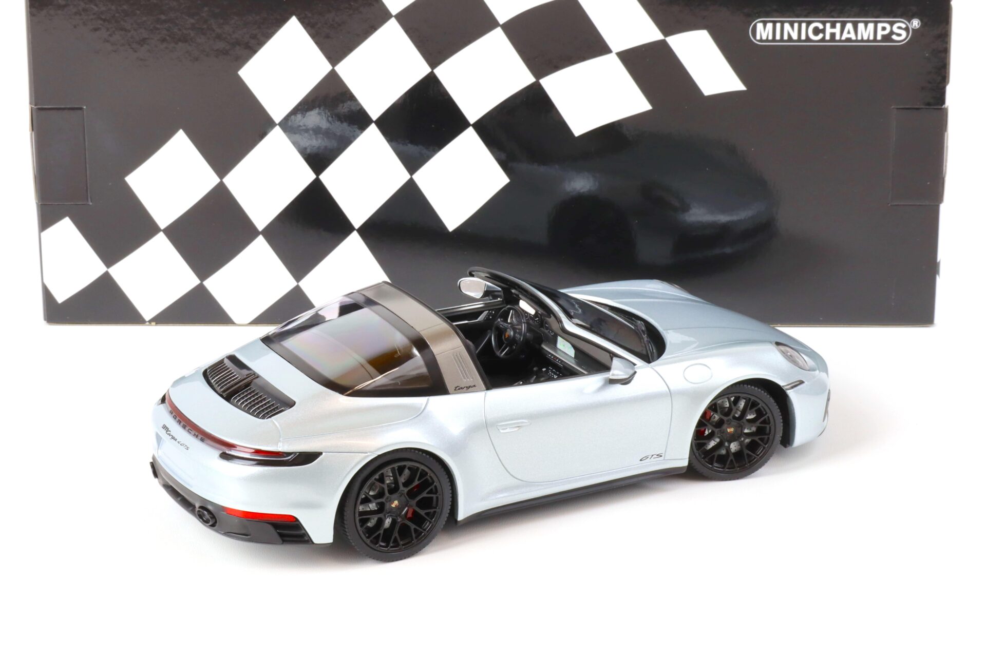 1:18 Minichamps Porsche 911 (992) Targa 4 GTS 2021 silver metallic/ black wheel