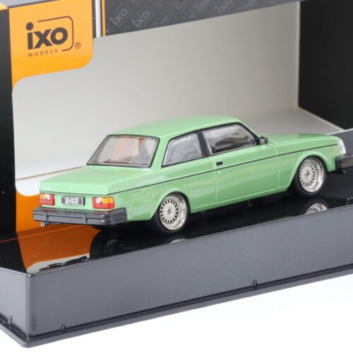 1:43 IXO Volvo 242 Custom green 1980