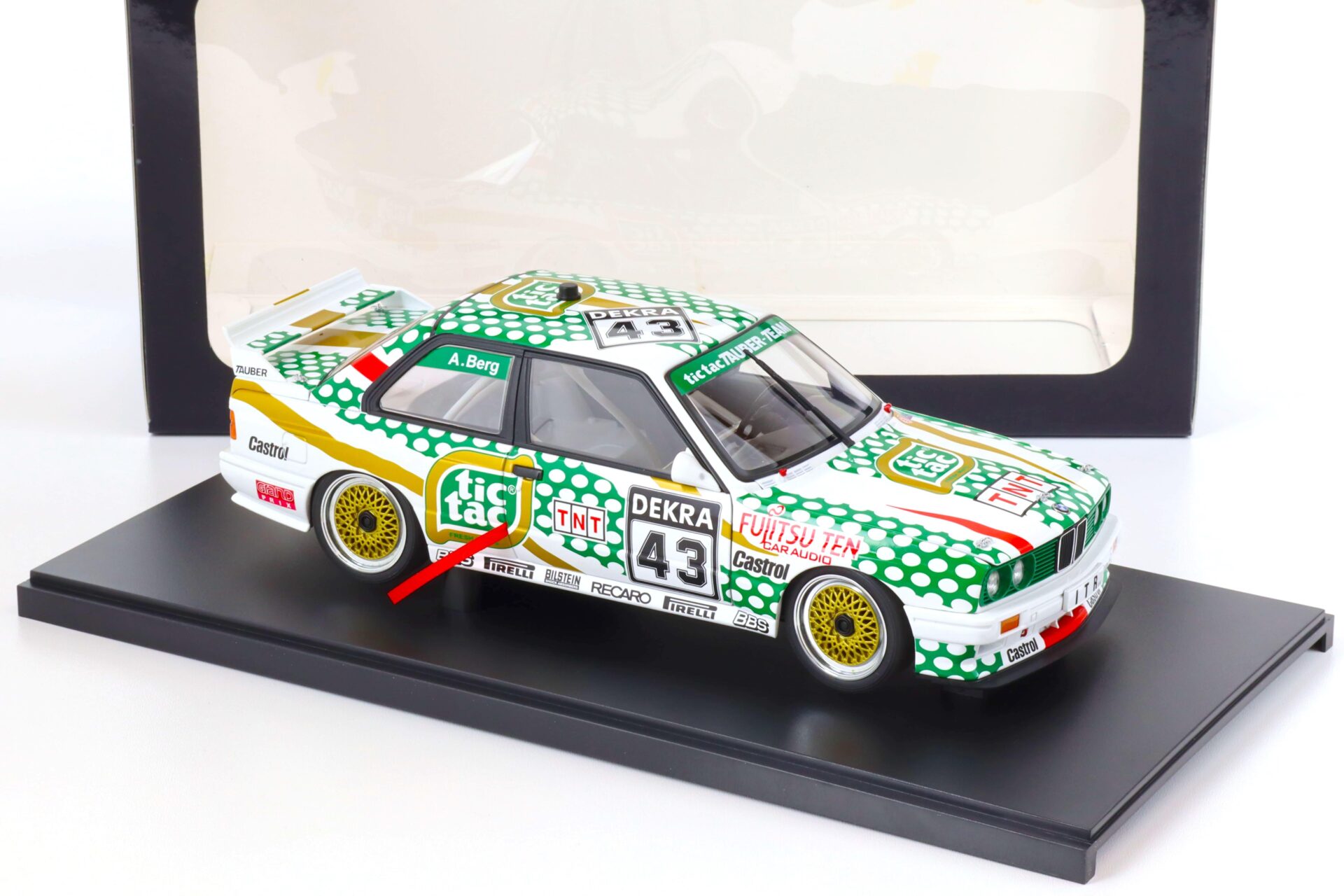 1:18 AUTOart BMW M3 (E30) DTM 1991 TIC TAC A.Berg #43