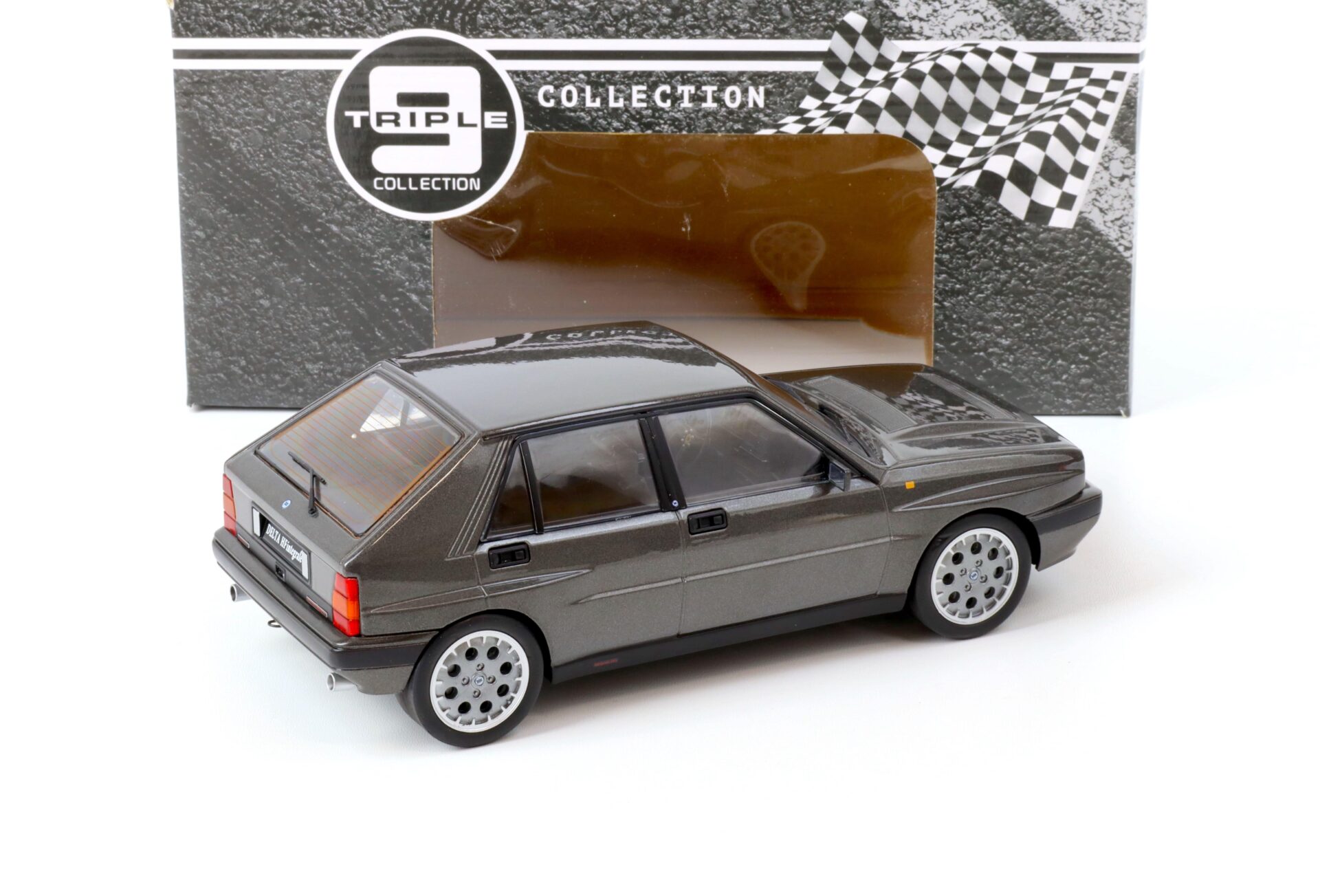 1:18 Triple9 Lancia Delta HF Integrale 16V grey 1990