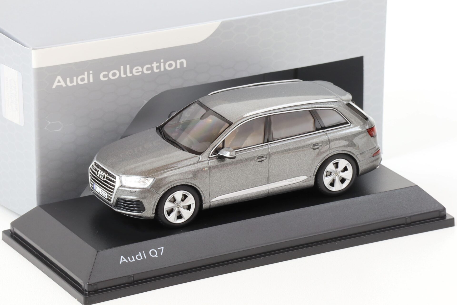 1:43 Spark Audi Q7 SUV Graphite grey metallic 2015 DEALER VERSION