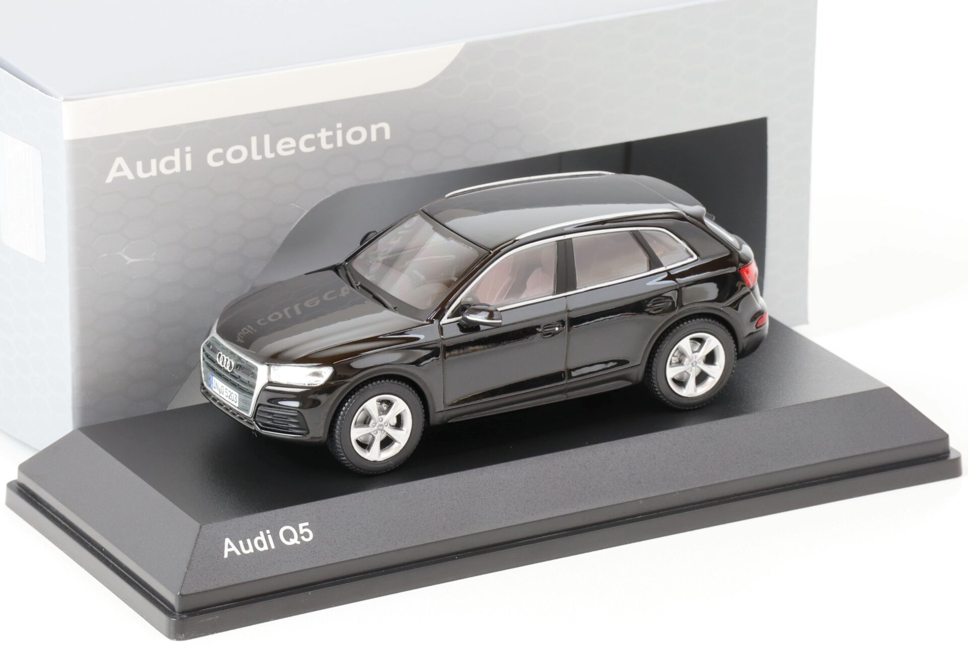 1:43 iScale Audi Q5 Myth black 2017 DEALER VERSION