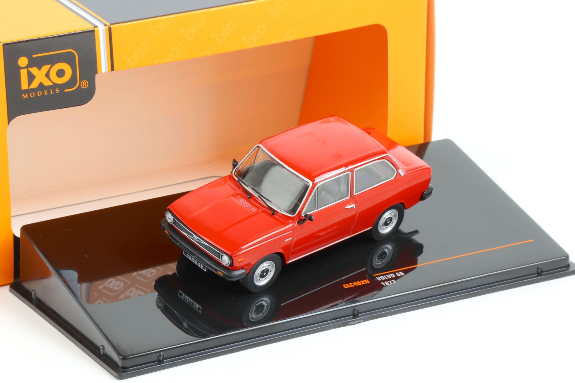 ID 68927 orig 1.jpg 1:43 IXO 1977 Volvo 66 red CLC402N