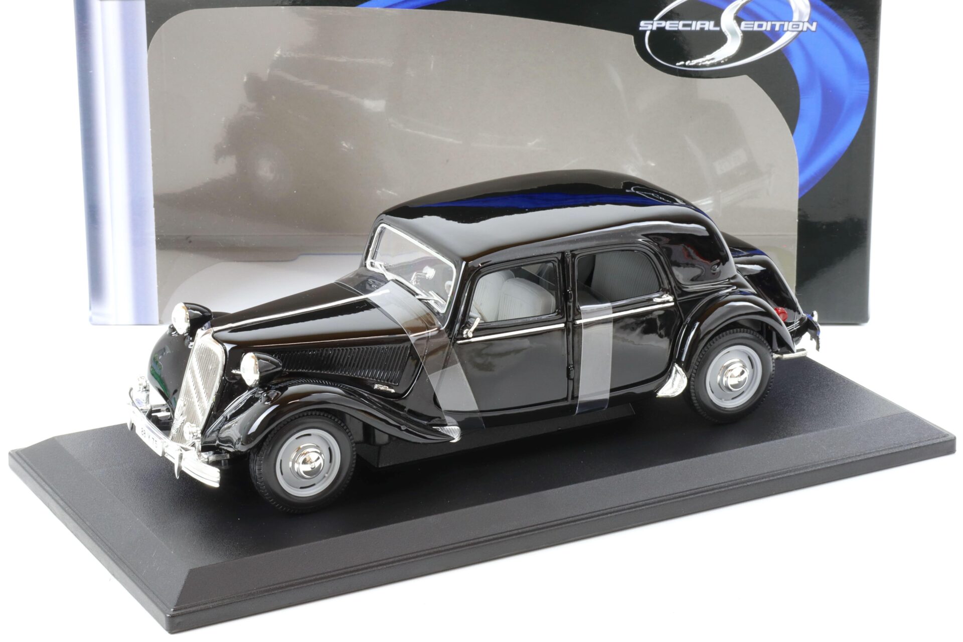 ID 69264 orig.jpg 1:18 Maisto 1952 Citroen 15CV 6 Cyl. black