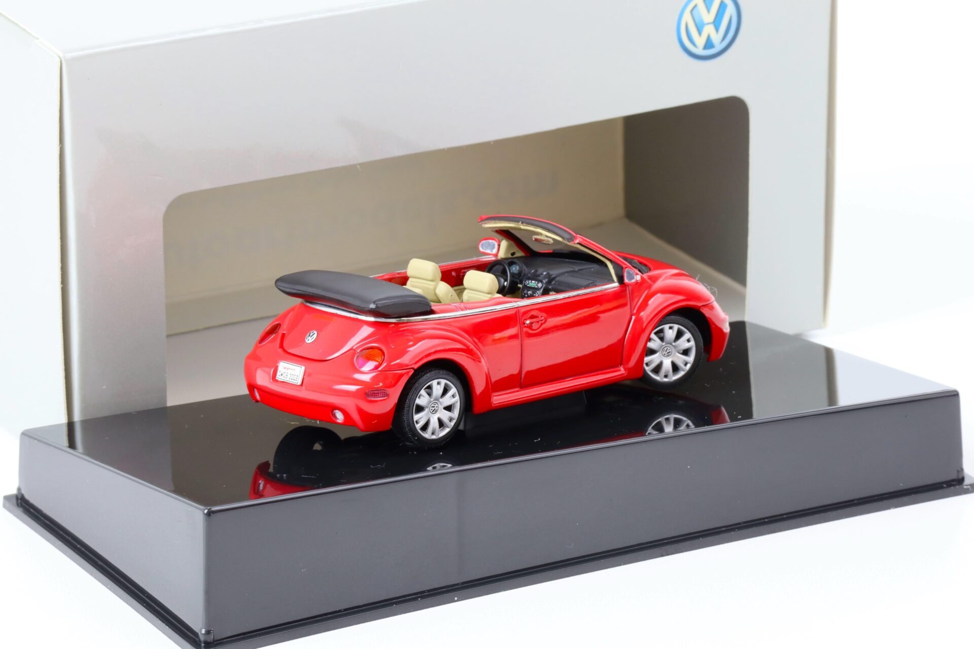1:43 AUTOart VW NEW Beetle Cabriolet uni red/ beige 59757