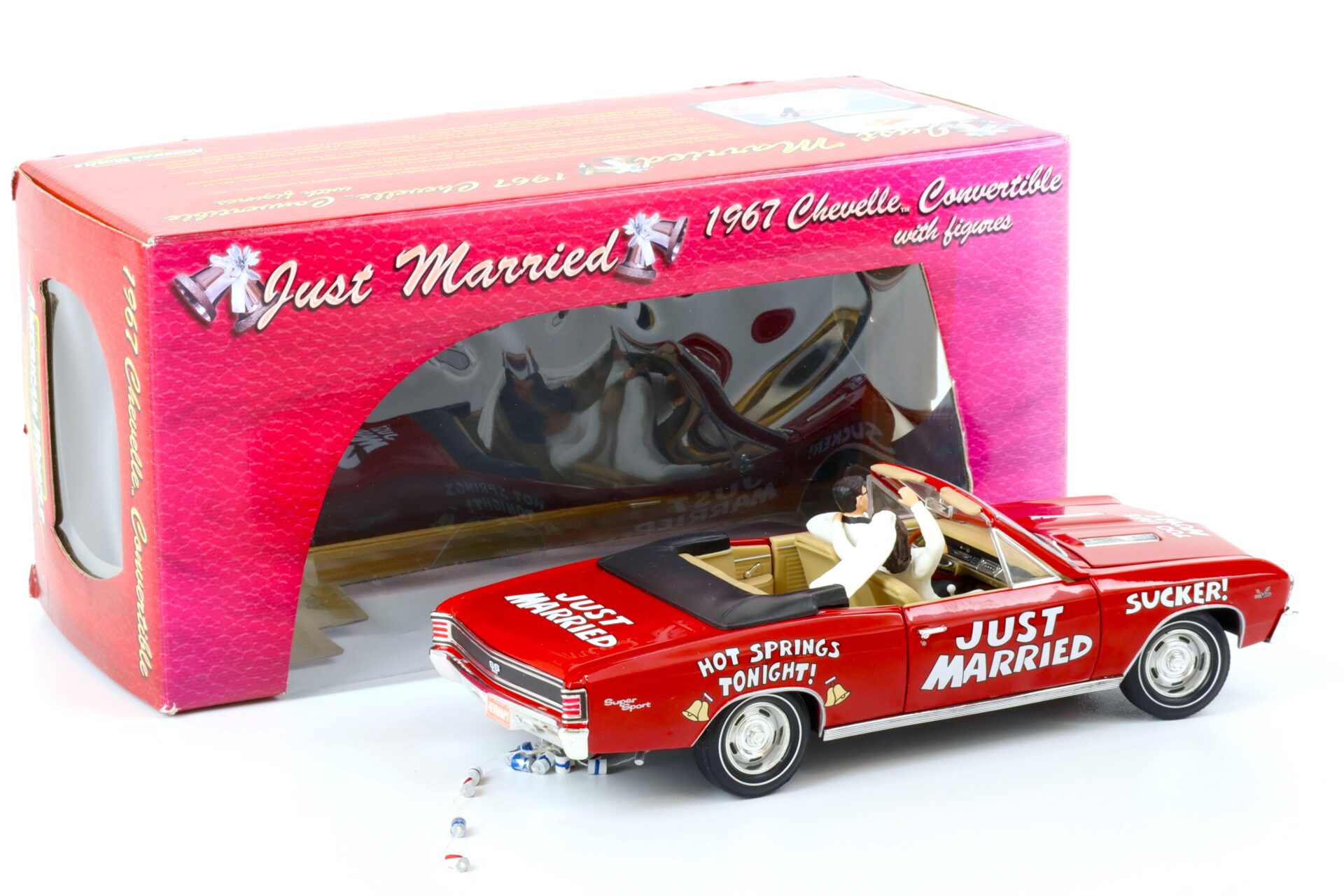 (A6A447) 1:18 ERTL 1967 Chevrolet Chevelle Convertible Just Married with figures