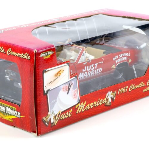 (A6A447) 1:18 ERTL 1967 Chevrolet Chevelle Convertible Just Married with figures