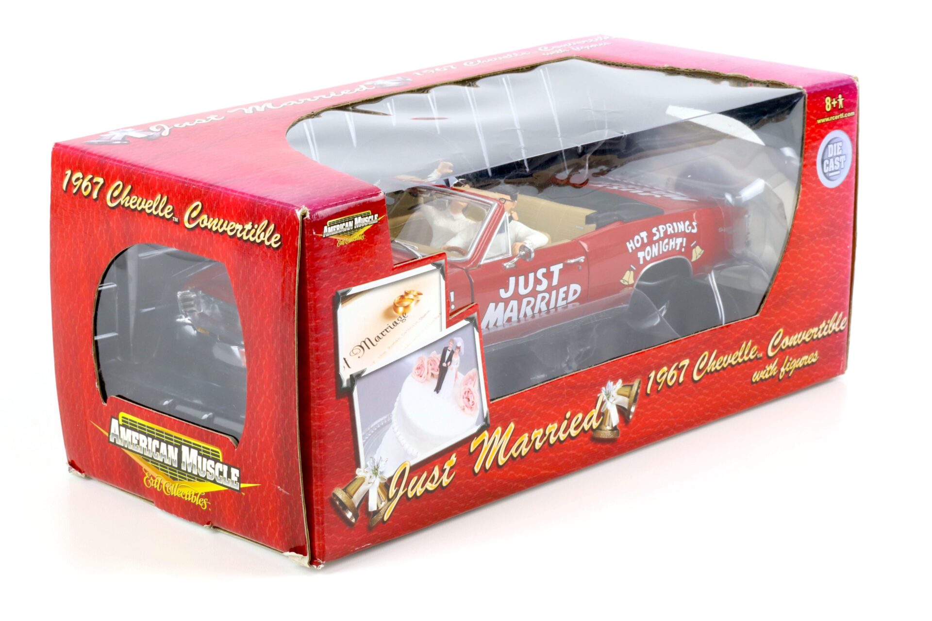 (A6A447) 1:18 ERTL 1967 Chevrolet Chevelle Convertible Just Married with figures