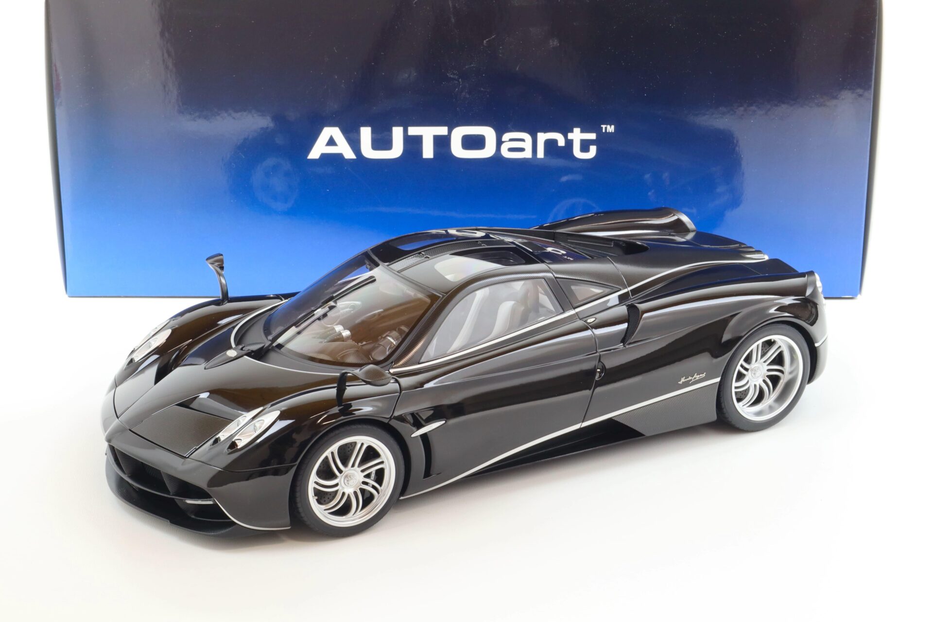 1:12 AUTOart Pagani Huayra gloss black & silver stripes 12233