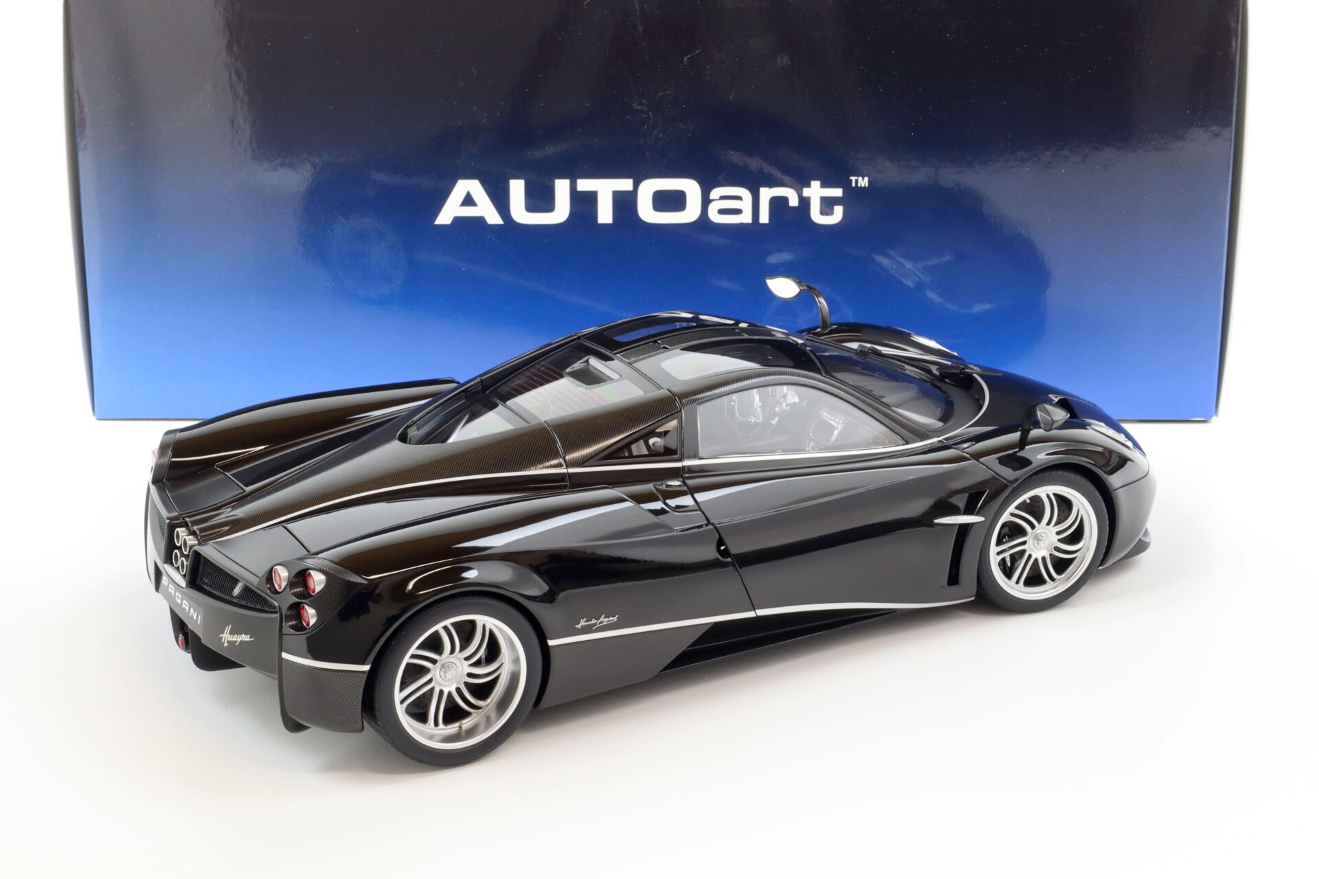 1:12 AUTOart Pagani Huayra gloss black & silver stripes 12233