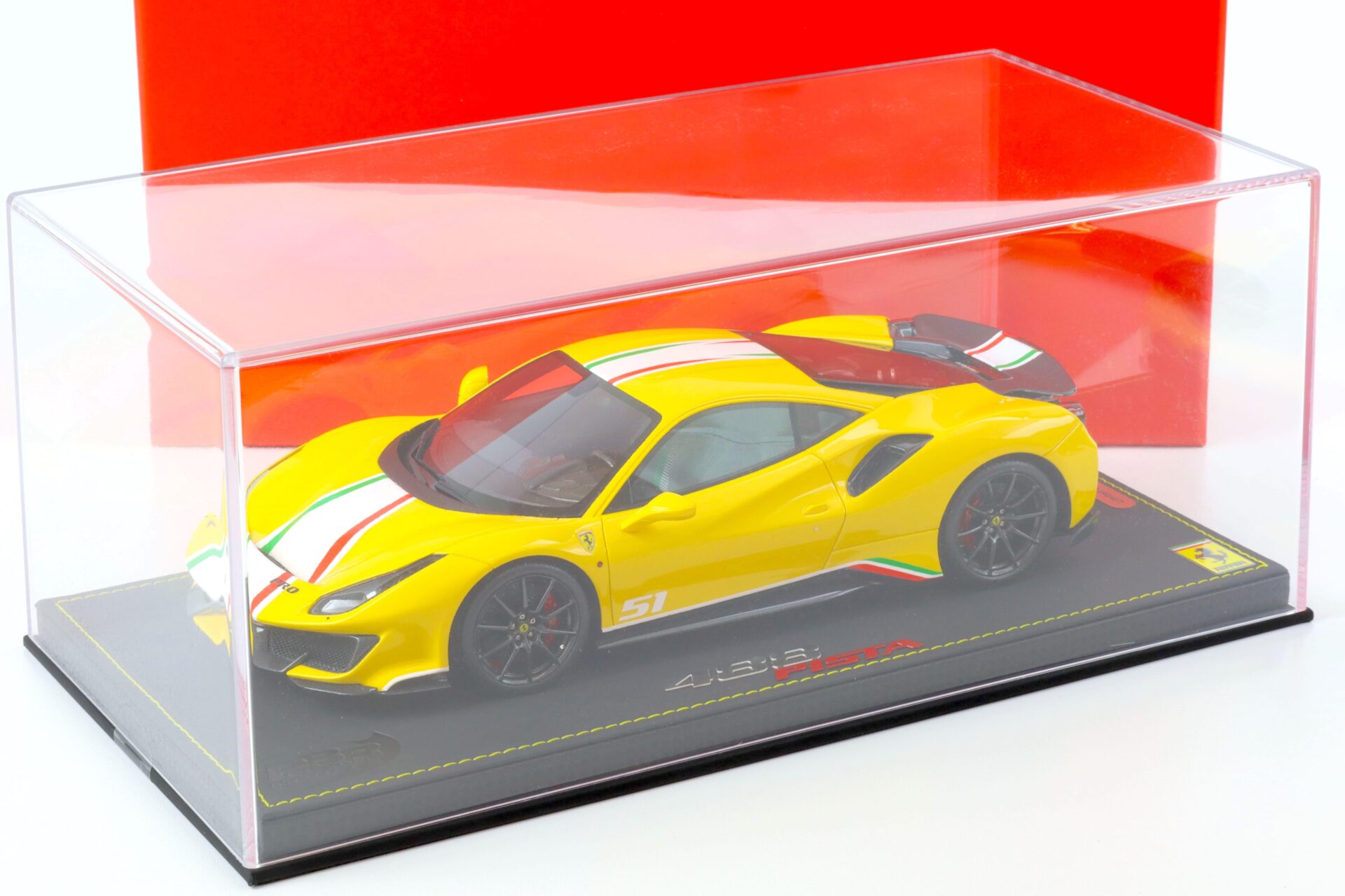1:18 BBR Ferrari 488 Pista Piloti Ferrari Giallo Modena with display - Limited 168 pcs.