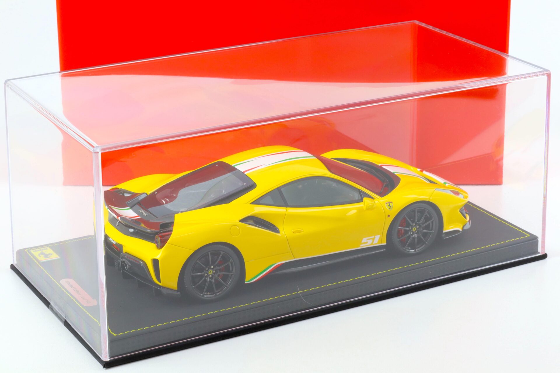1:18 BBR Ferrari 488 Pista Piloti Ferrari Giallo Modena with display - Limited 168 pcs.