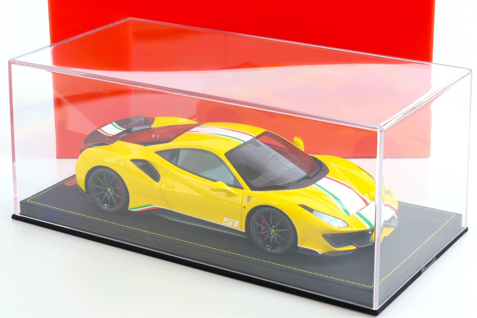 1:18 BBR Ferrari 488 Pista Piloti Ferrari Giallo Modena with display - Limited 168 pcs.