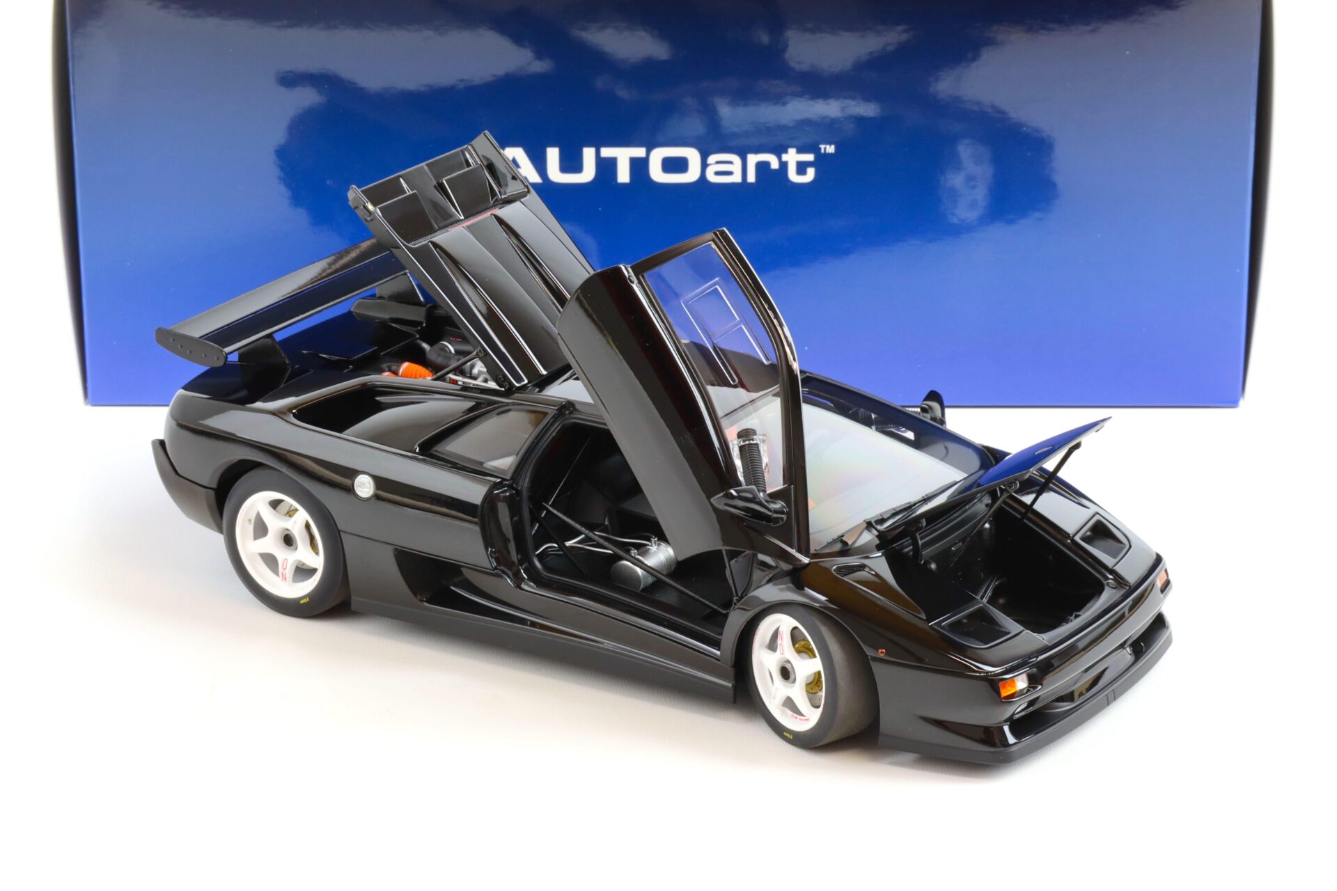 1:18 AUTOart Lamborghini Diablo SV-R 1996 deep black 79146