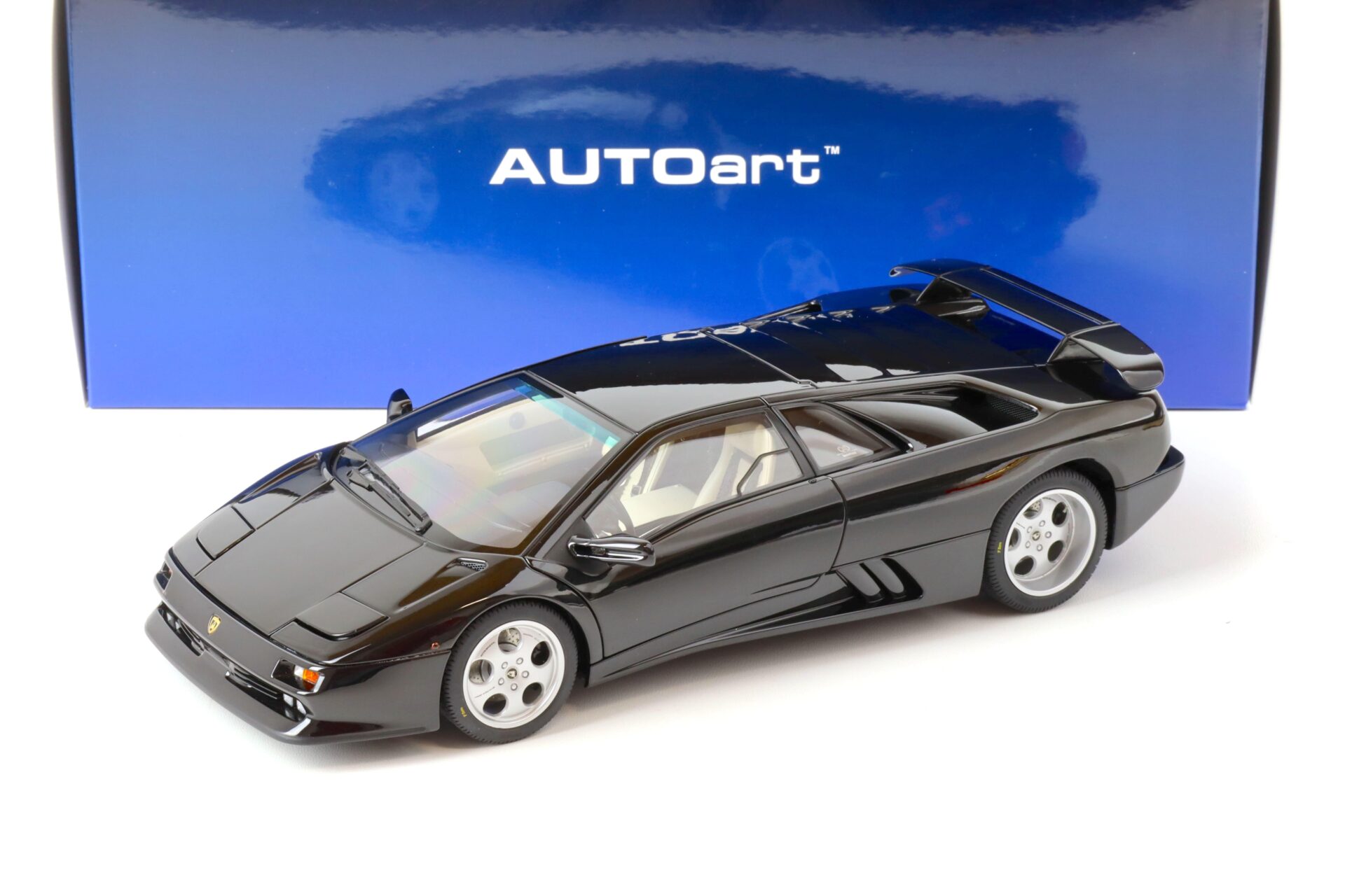 1:18 AUTOart 1993 Lamborghini Diablo SE30 deep black metallic 79159