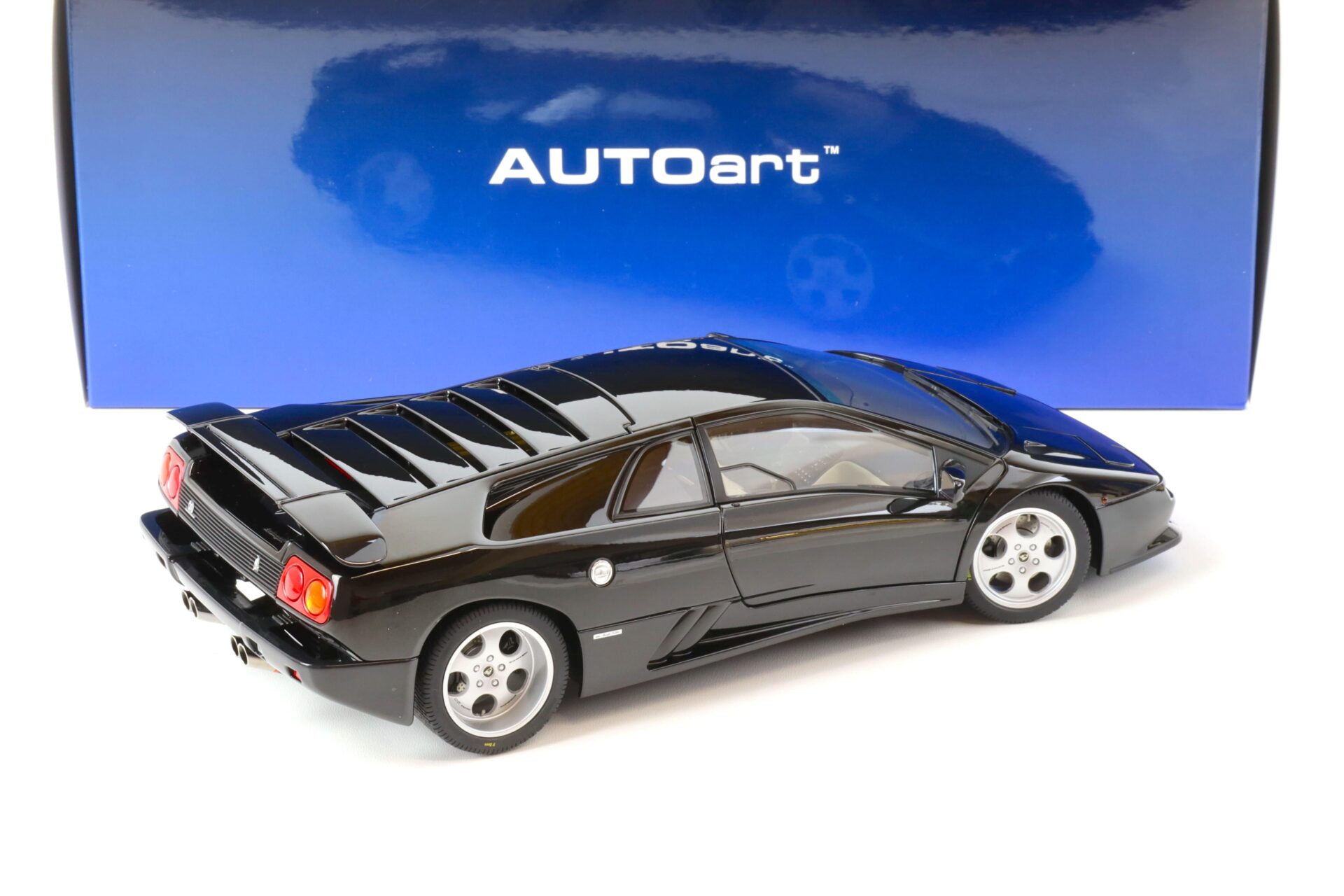 1:18 AUTOart 1993 Lamborghini Diablo SE30 deep black metallic 79159
