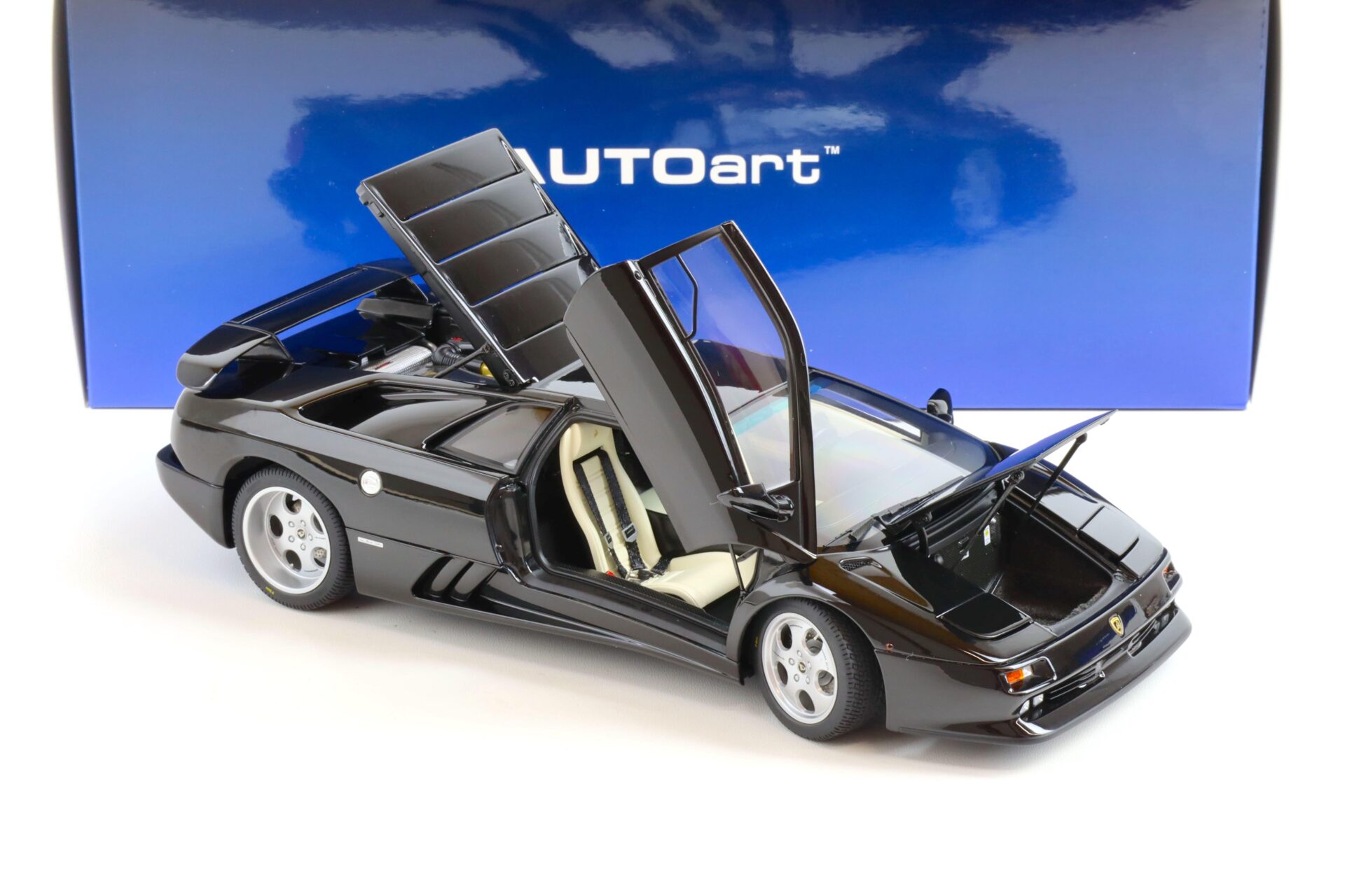 1:18 AUTOart 1993 Lamborghini Diablo SE30 deep black metallic 79159