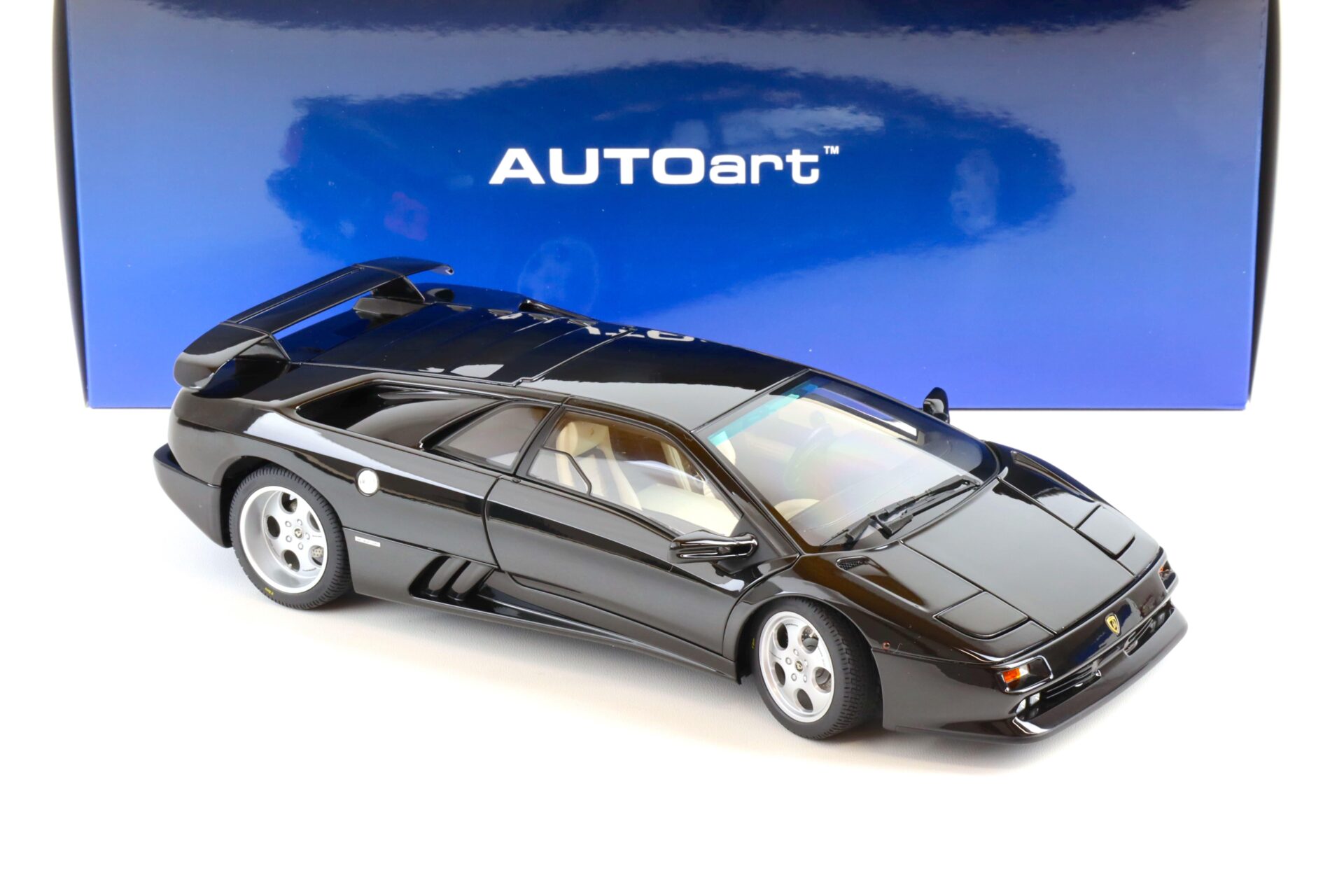 1:18 AUTOart 1993 Lamborghini Diablo SE30 deep black metallic 79159