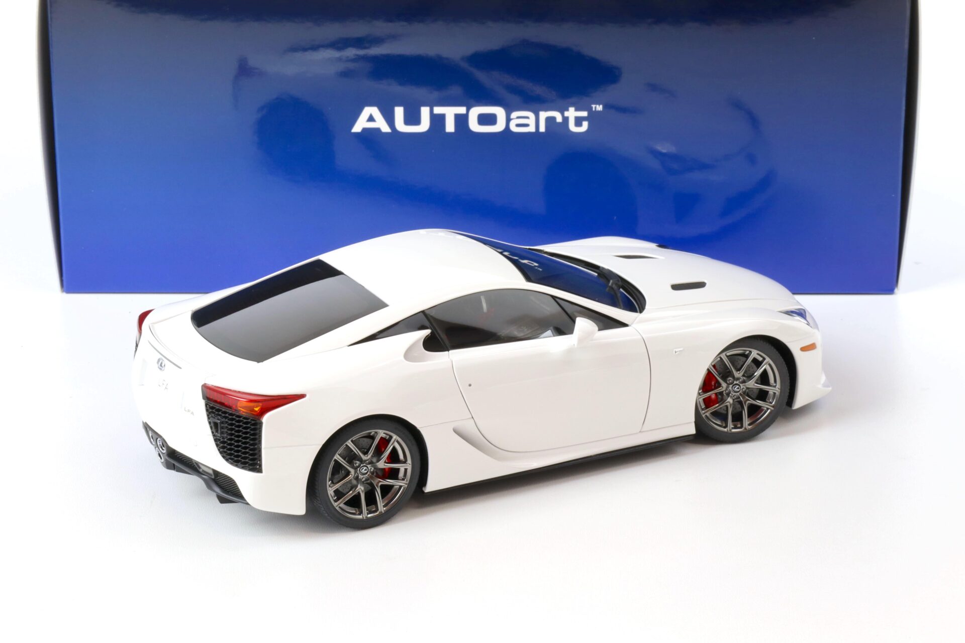 1:18 AUTOart Lexus LFA 2010 whitest white 78850