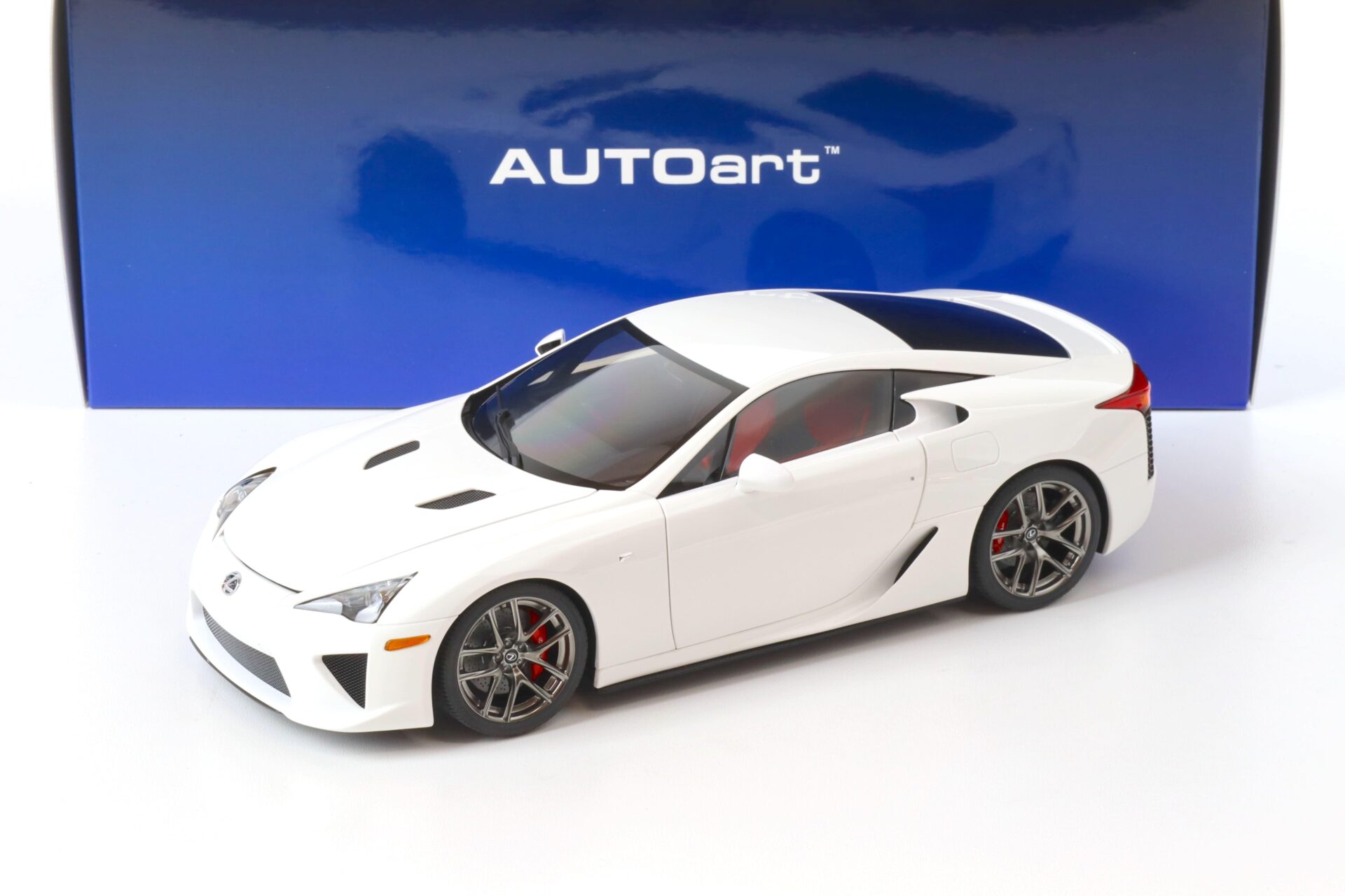 1:18 AUTOart Lexus LFA 2010 whitest white 78850