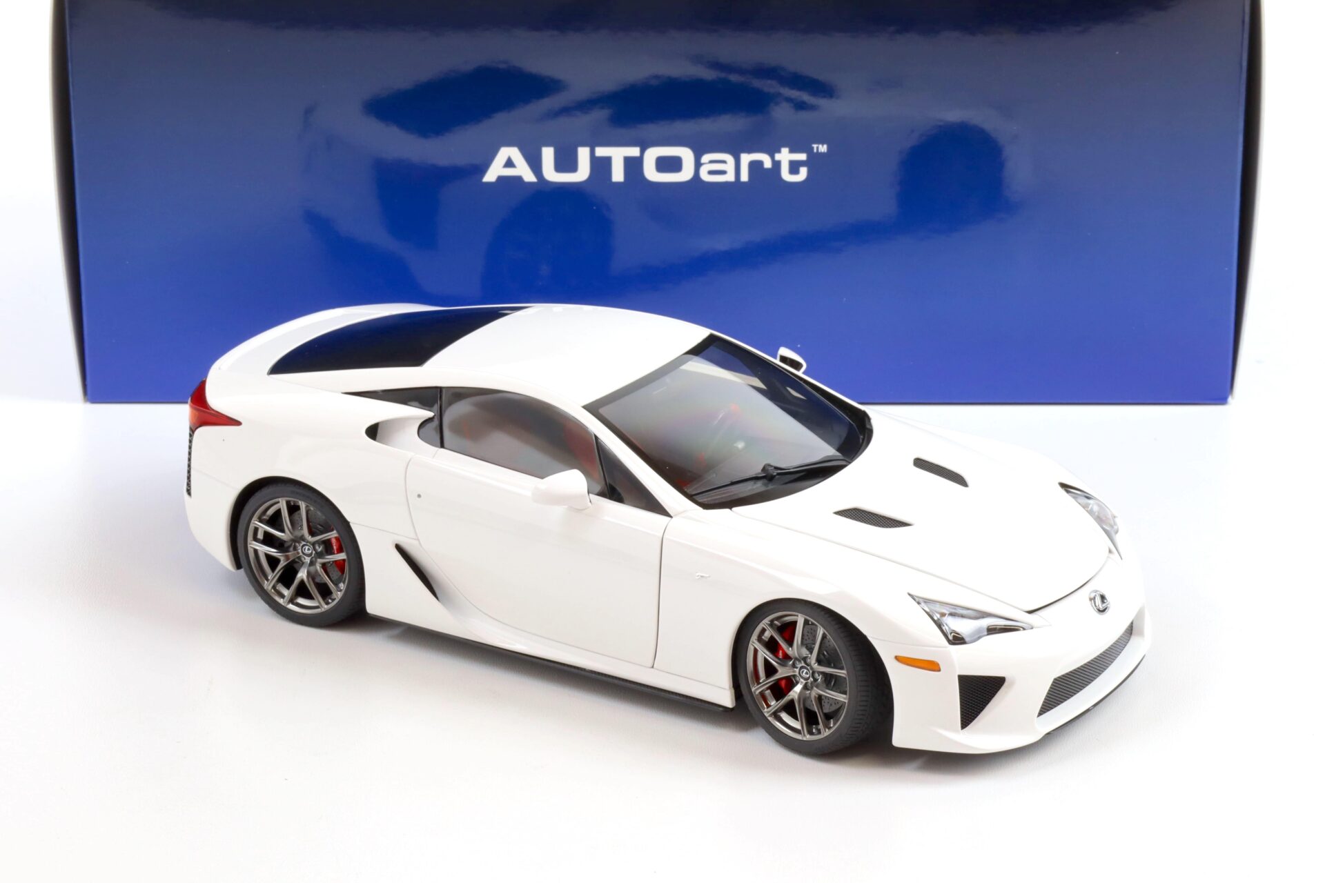 1:18 AUTOart Lexus LFA 2010 whitest white 78850