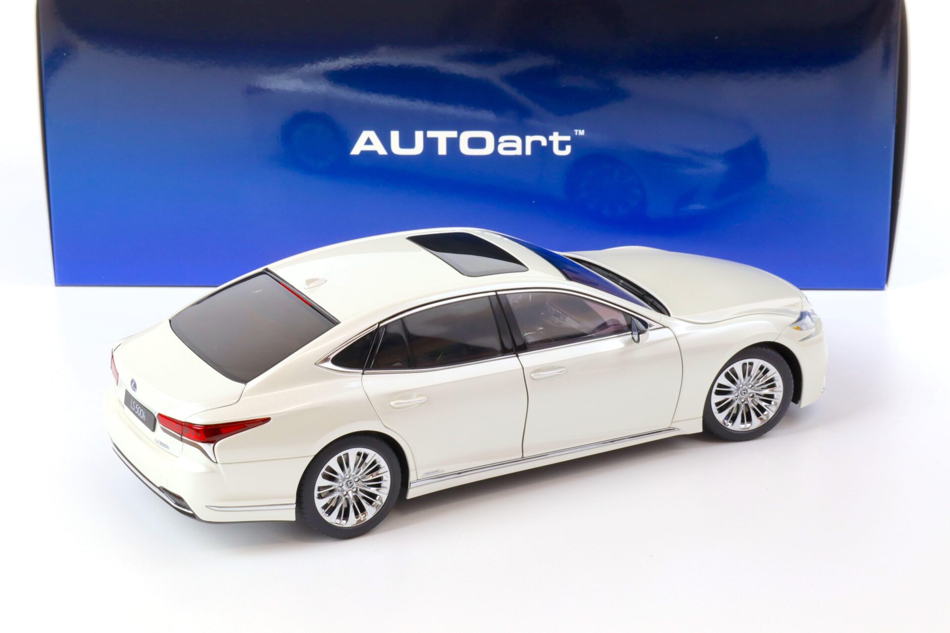 1:18 AUTOart Lexus LS 500h Limousine 2018 sonic white/ crimson& black 78866