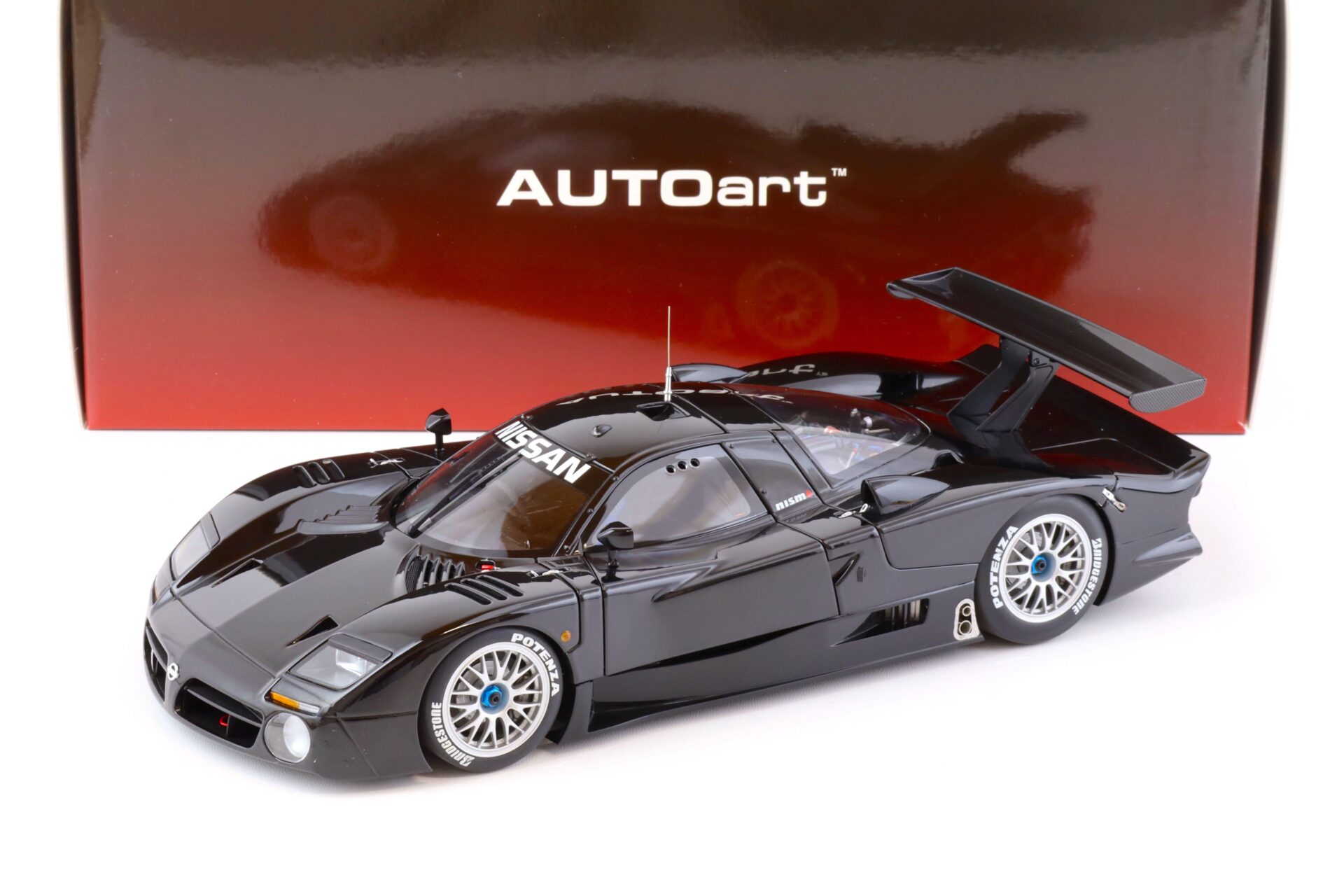 1:18 AUTOart Nissan R390 GT1 Le Mans 1998 black Die-Cast 89878