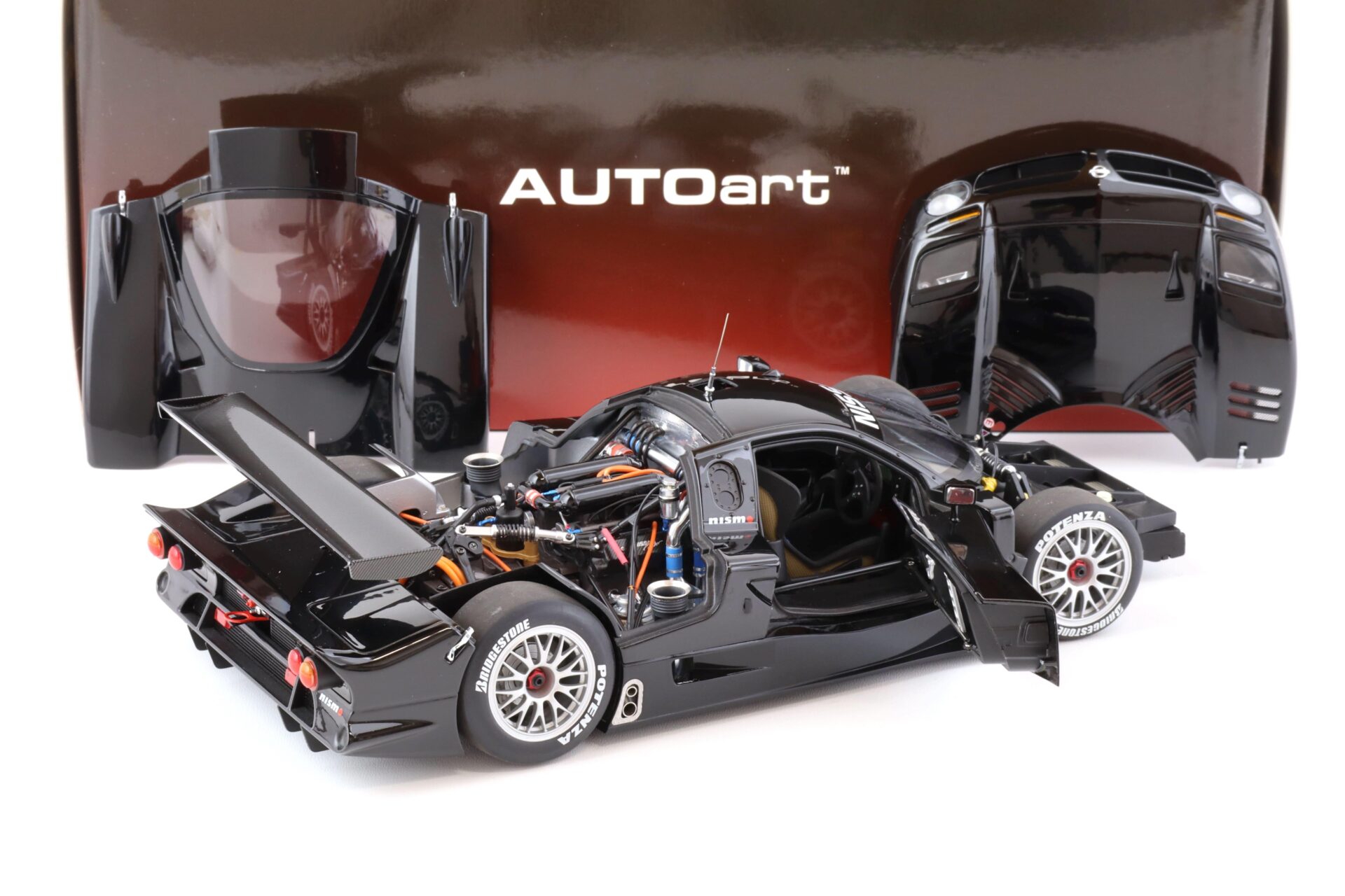 1:18 AUTOart Nissan R390 GT1 Le Mans 1998 black Die-Cast 89878