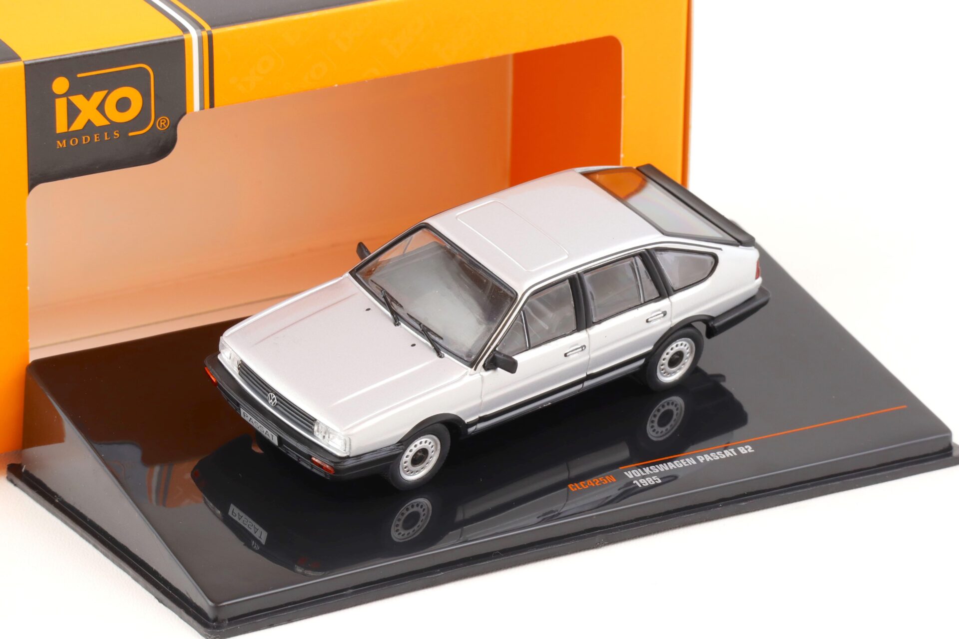 1:43 IXO VW Passat B2 silver metallic 1985