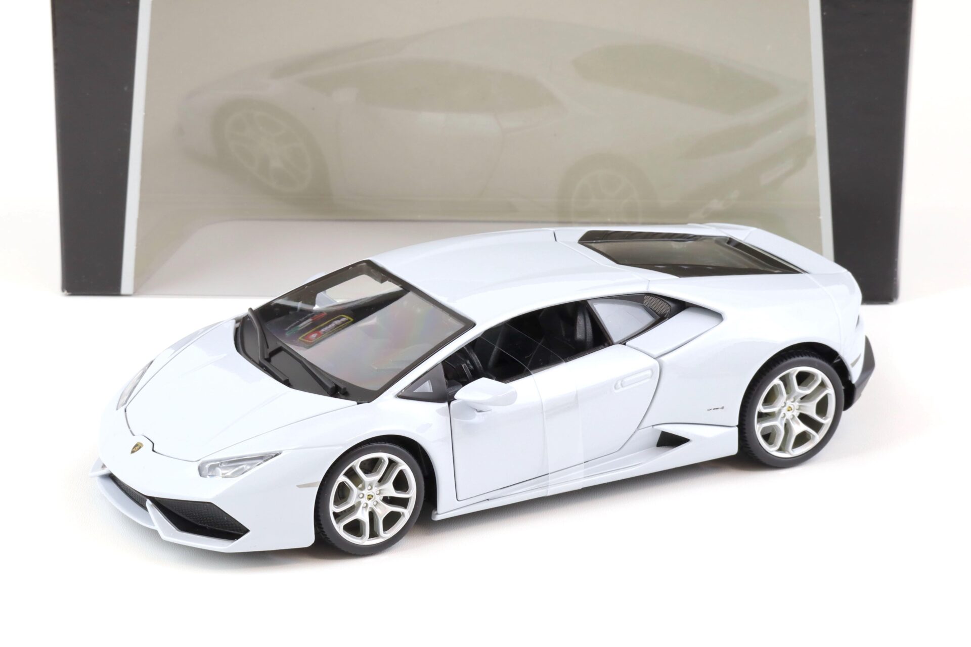 ID 70449 orig 1.jpg 1:18 Bburago Lamborghini Huracan LP 610-4 white metallic